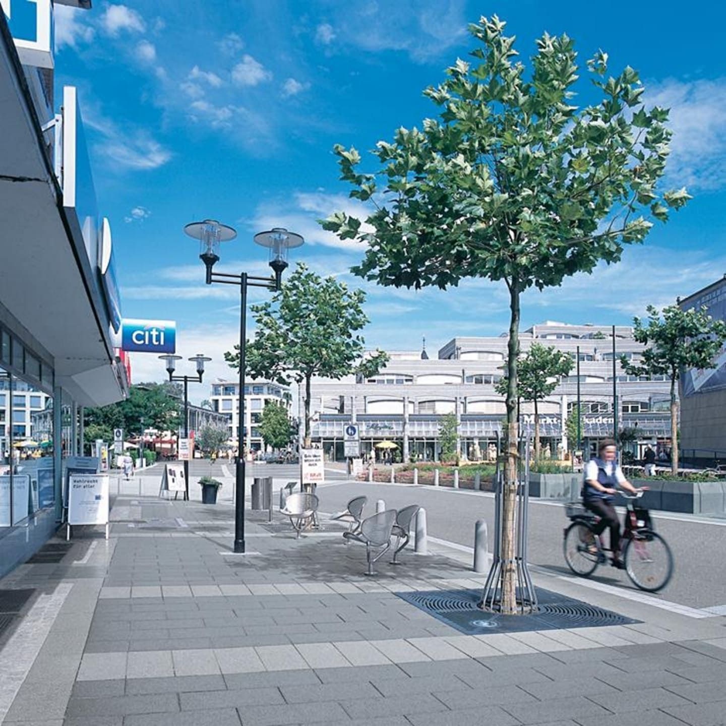 Ein Mann fährt Fahrrad vor einer Citibank