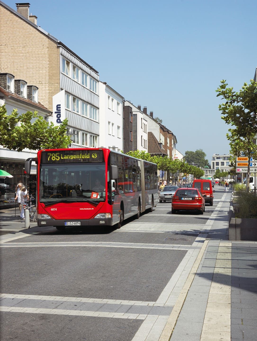 Ein roter Bus mit der Nummer 7 auf der Vorderseite