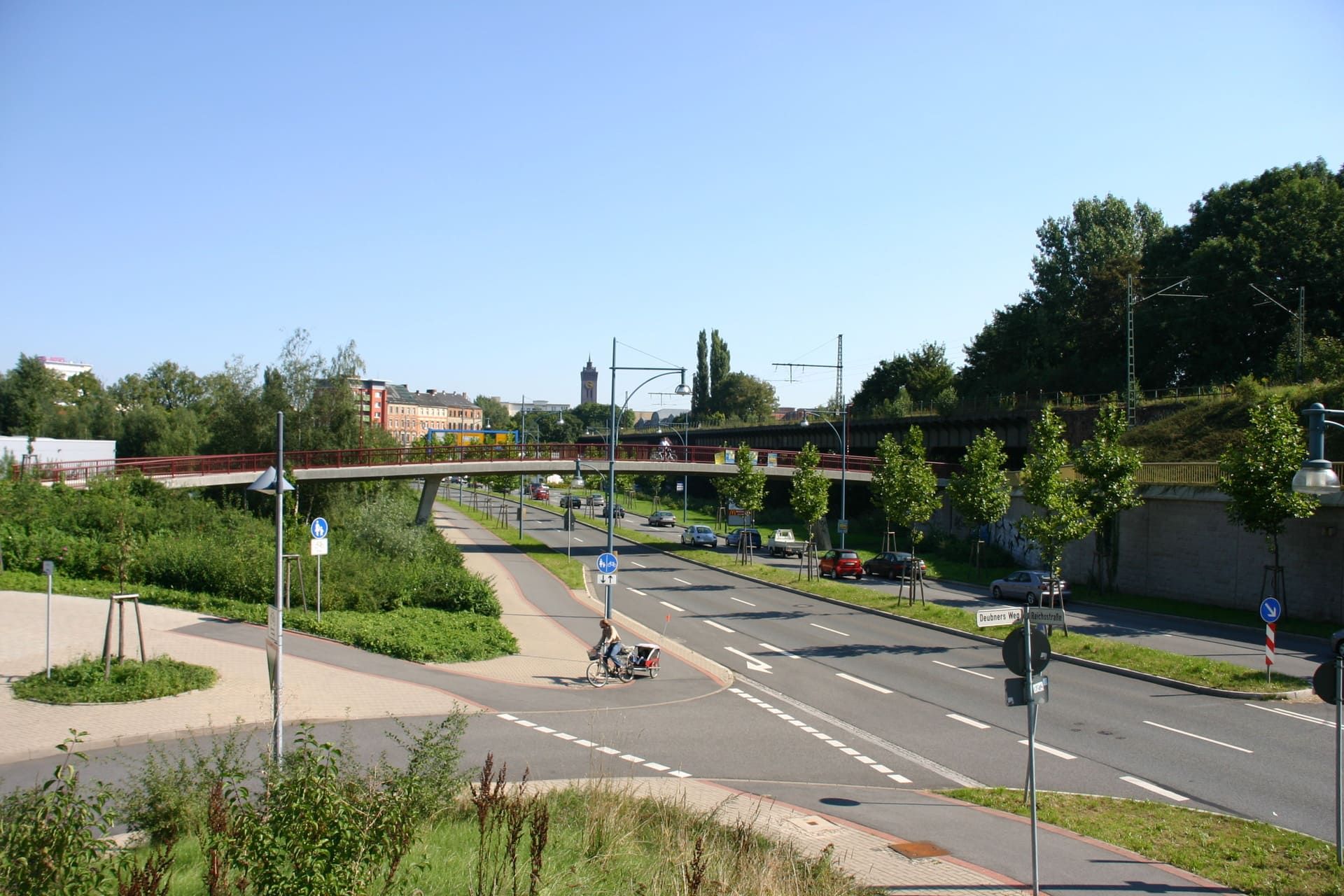 Eine belebte Straße mit einer Brücke im Hintergrund