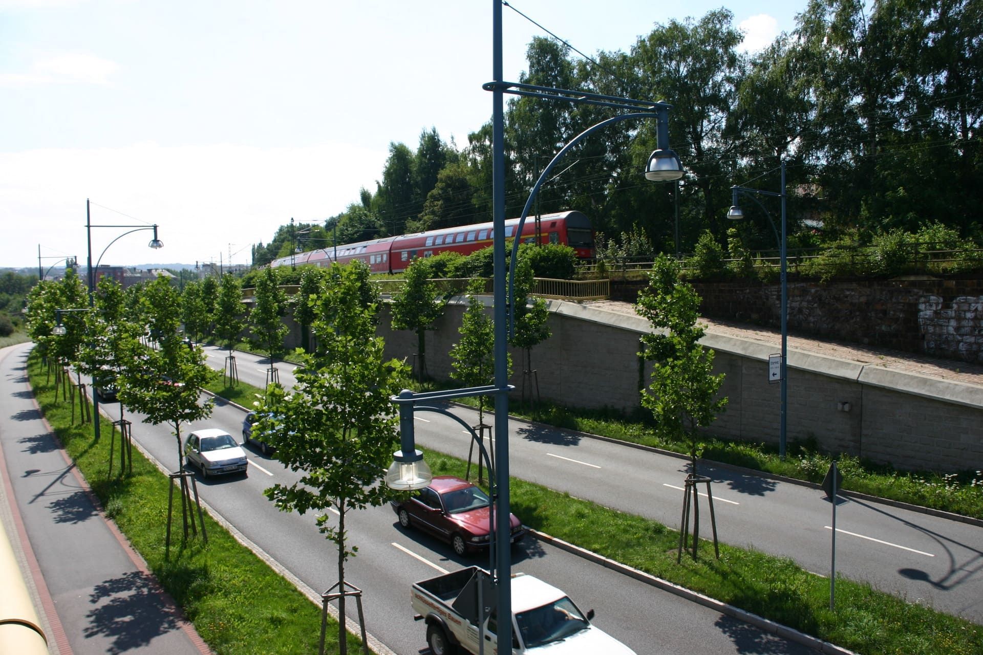 Eine belebte Straße mit einem Zug im Hintergrund