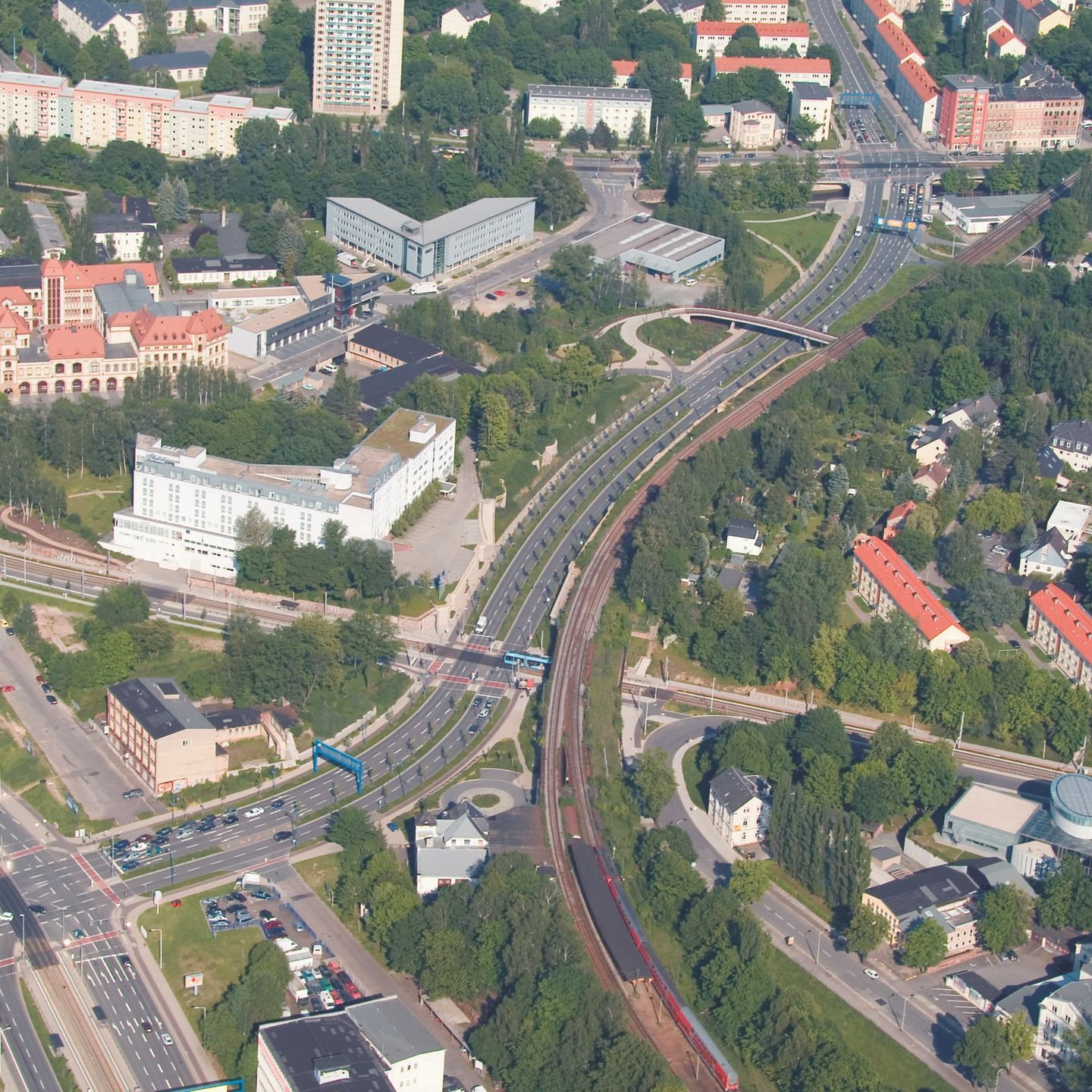 Eine Luftaufnahme einer Stadt, durch die ein Zug fährt