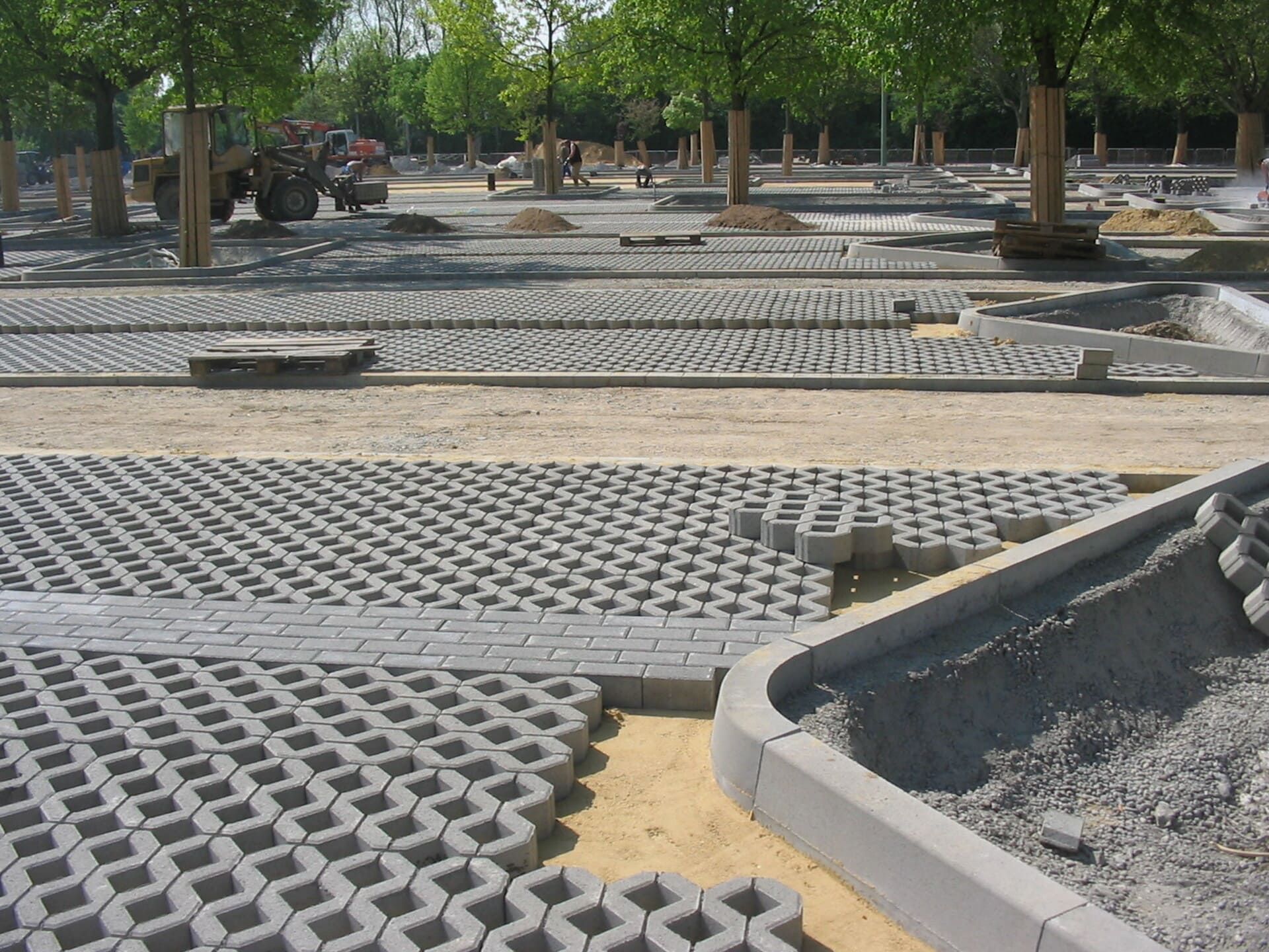 Eine Baustelle mit vielen Ziegeln und Bäumen im Hintergrund