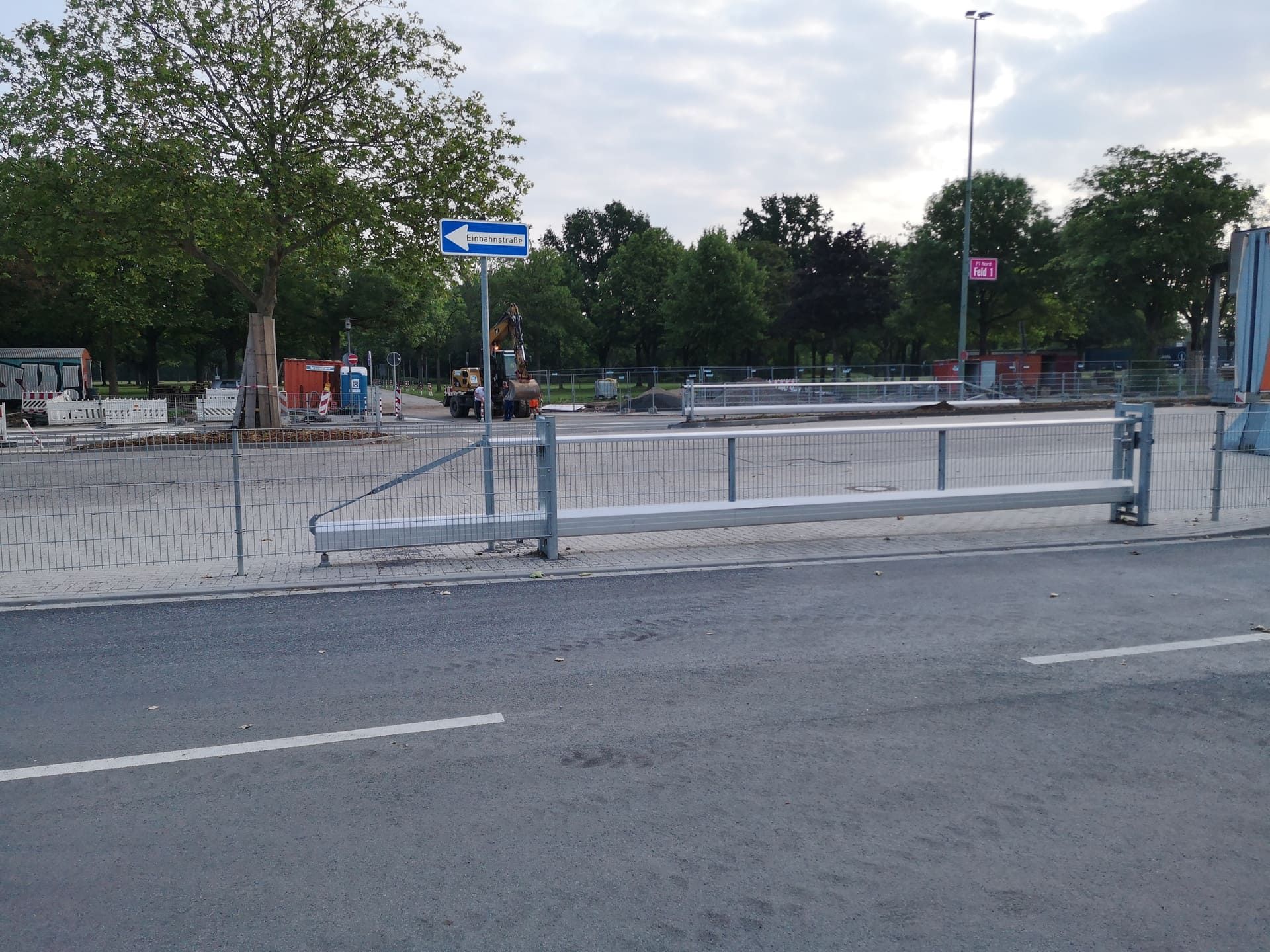 Eine Straße mit einem Zaun und einem Schild mit der Aufschrift „a“ darauf