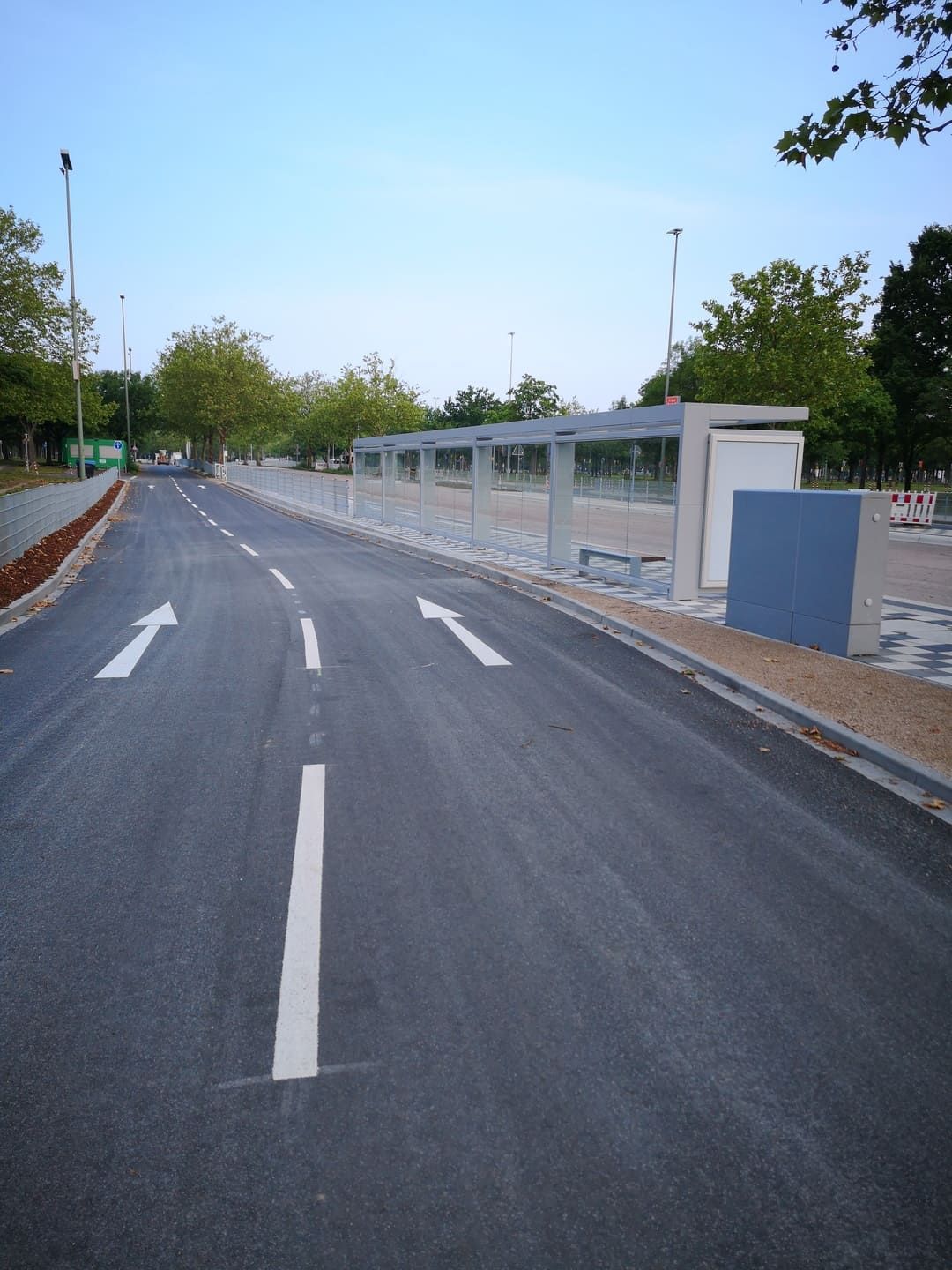 Eine Straße mit weißen Pfeilen, die in entgegengesetzte Richtungen zeigen