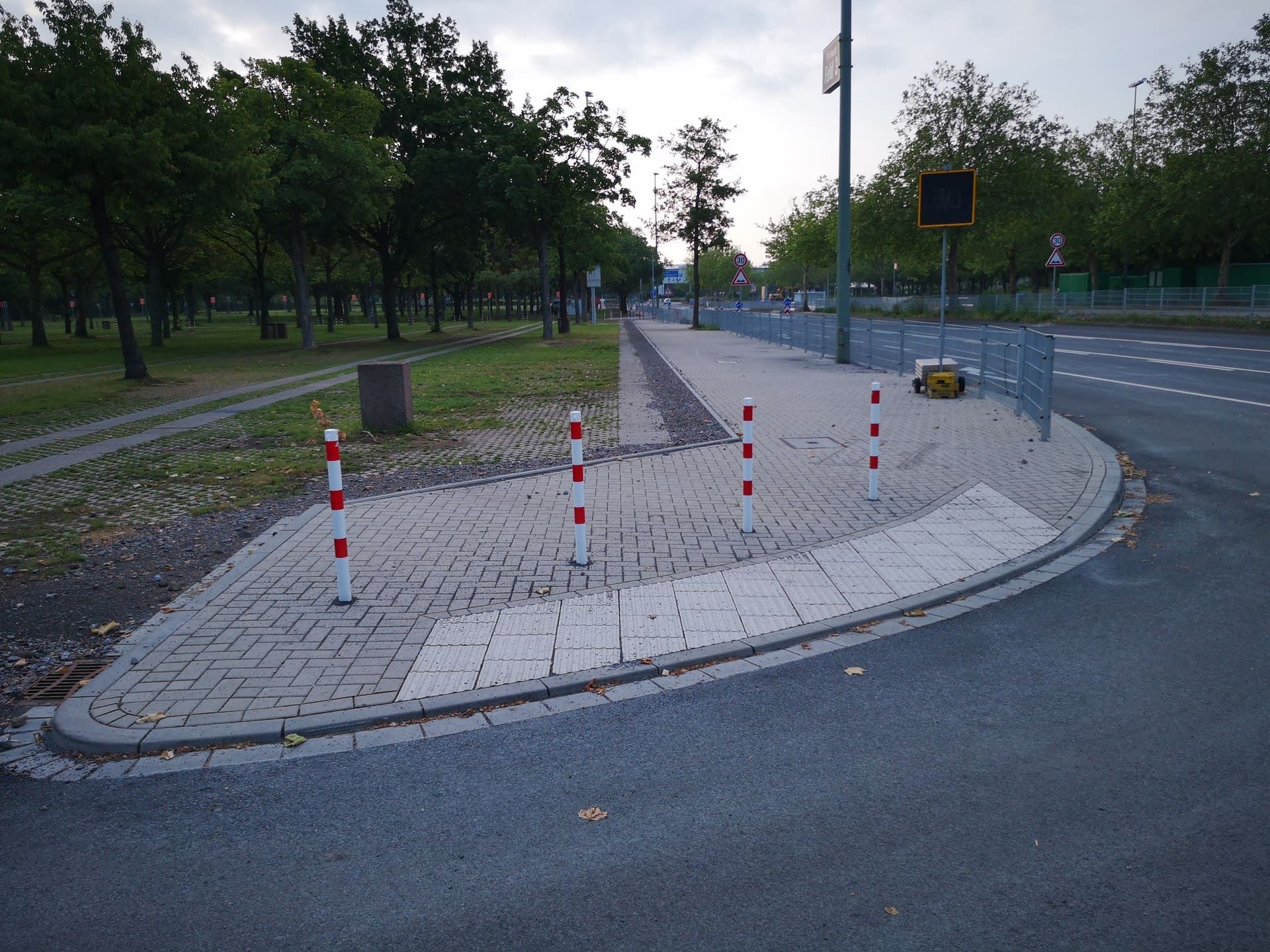 Eine Straßenecke mit ein paar Masten darauf