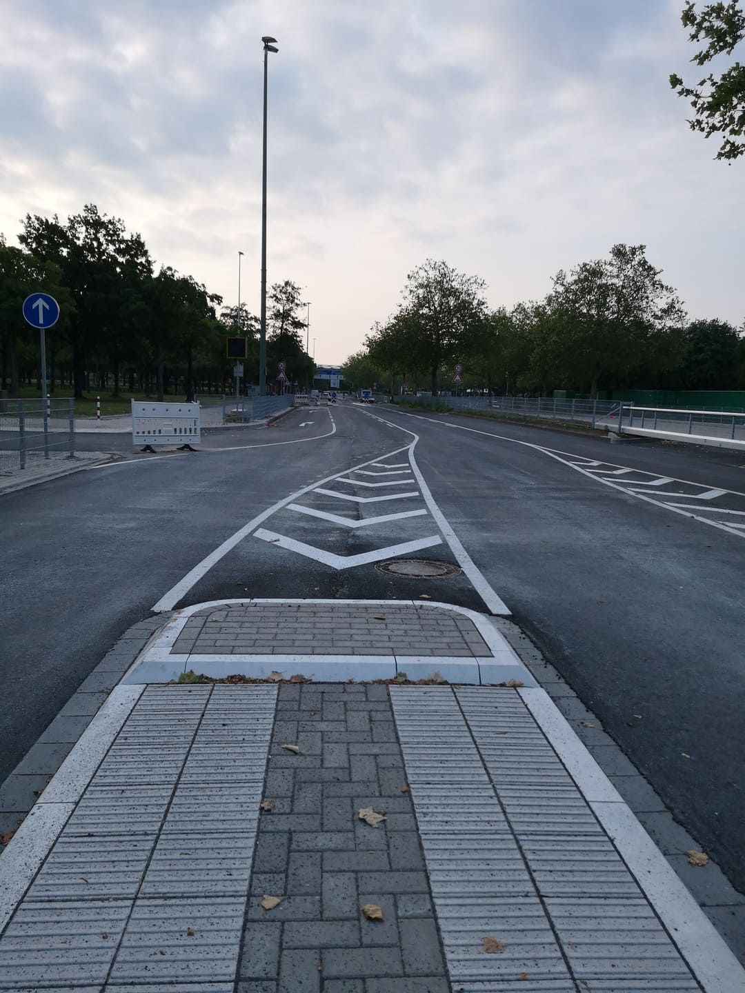Eine Straße mit einem blauen Schild mit der Aufschrift „t“ darauf