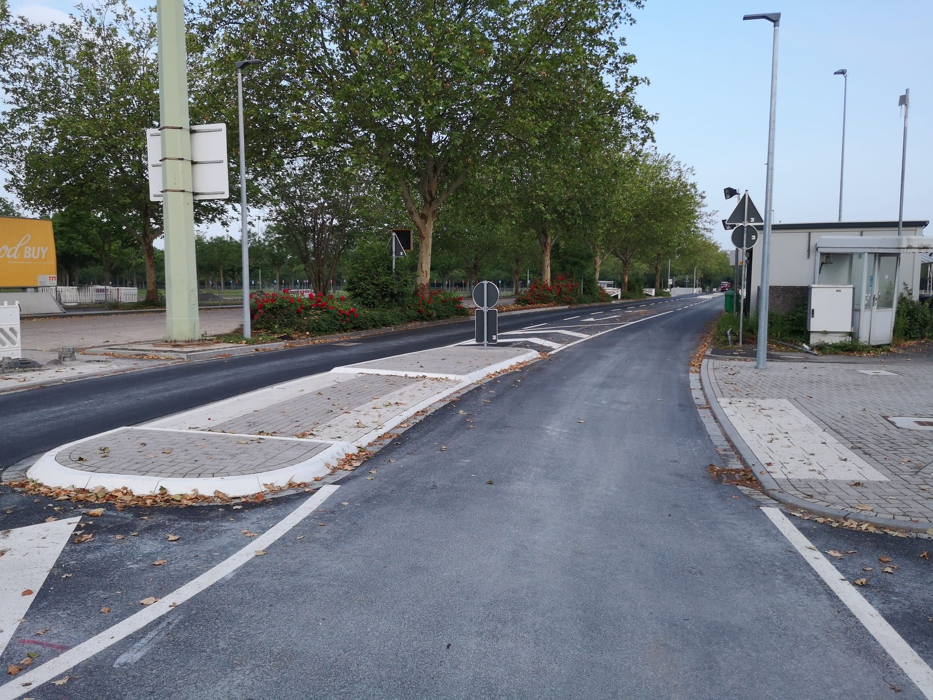 Eine Straße mit einem gelben Schild mit der Aufschrift "Allianz"