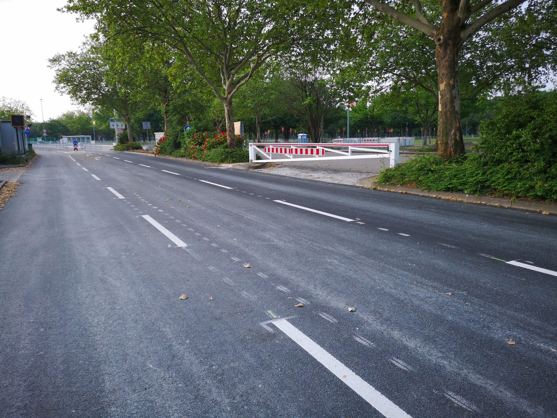 Eine Straße mit einer rot-weißen Barriere an der Seite