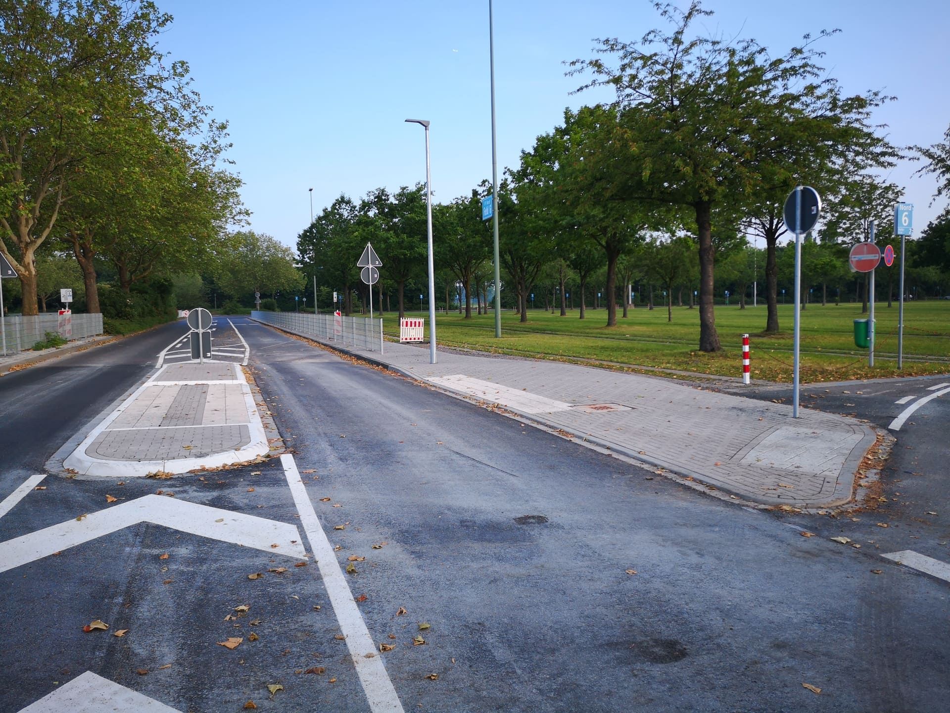 Eine Straße mit ein paar Bäumen am Straßenrand