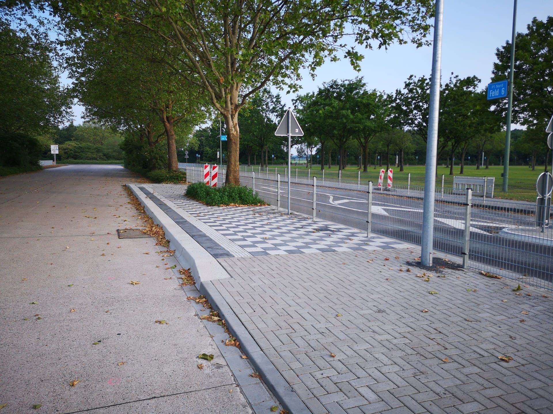 Ein Ziegelweg mit Bäumen an der Seite