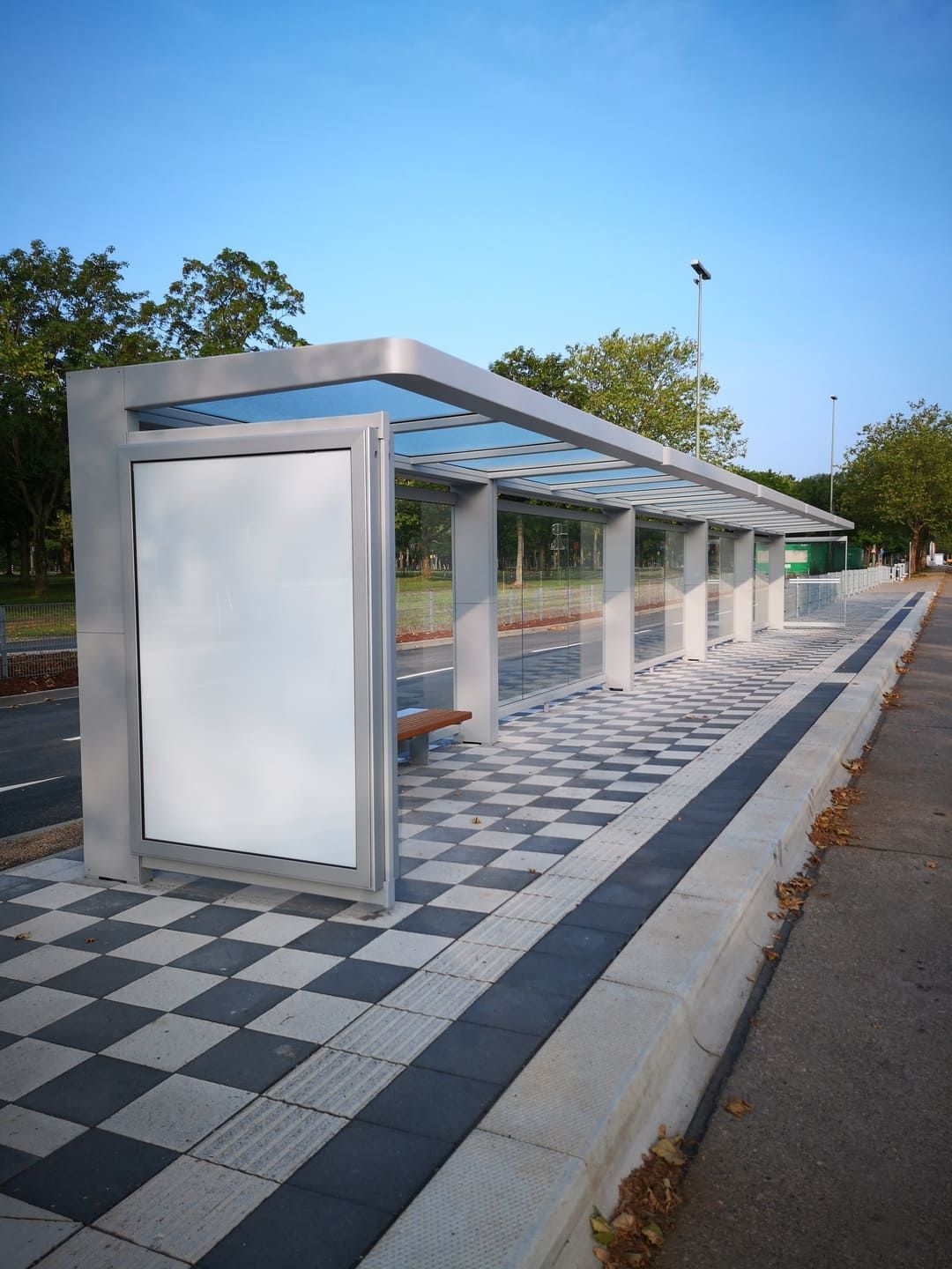 Eine Bushaltestelle mit einem weißen Schild darauf