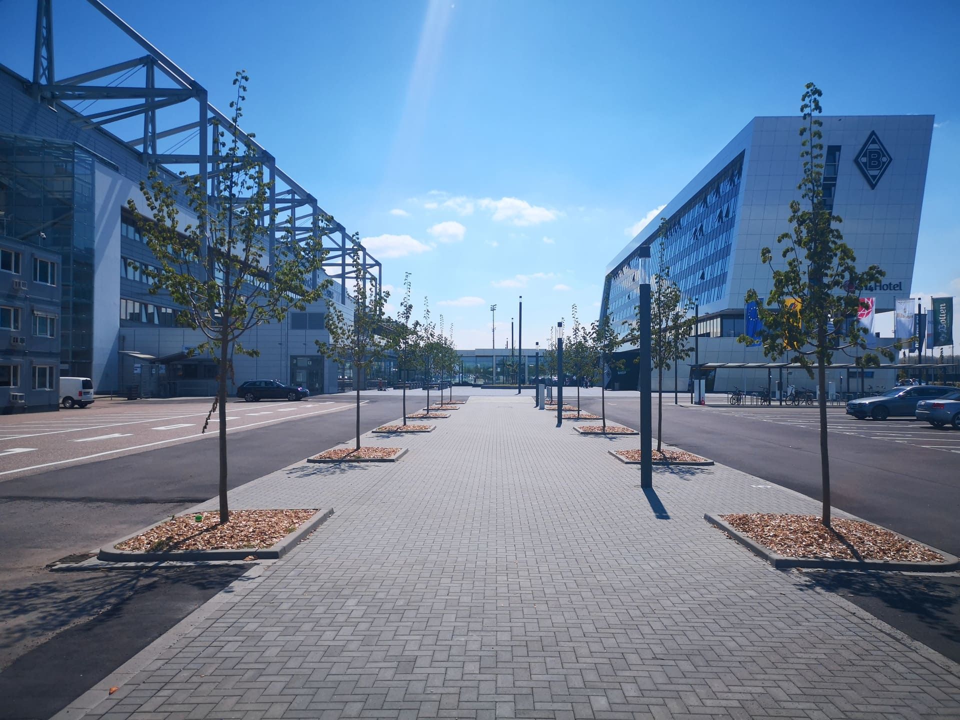 Ein gemauerter Gehweg, der zu einem großen weißen Gebäude führt