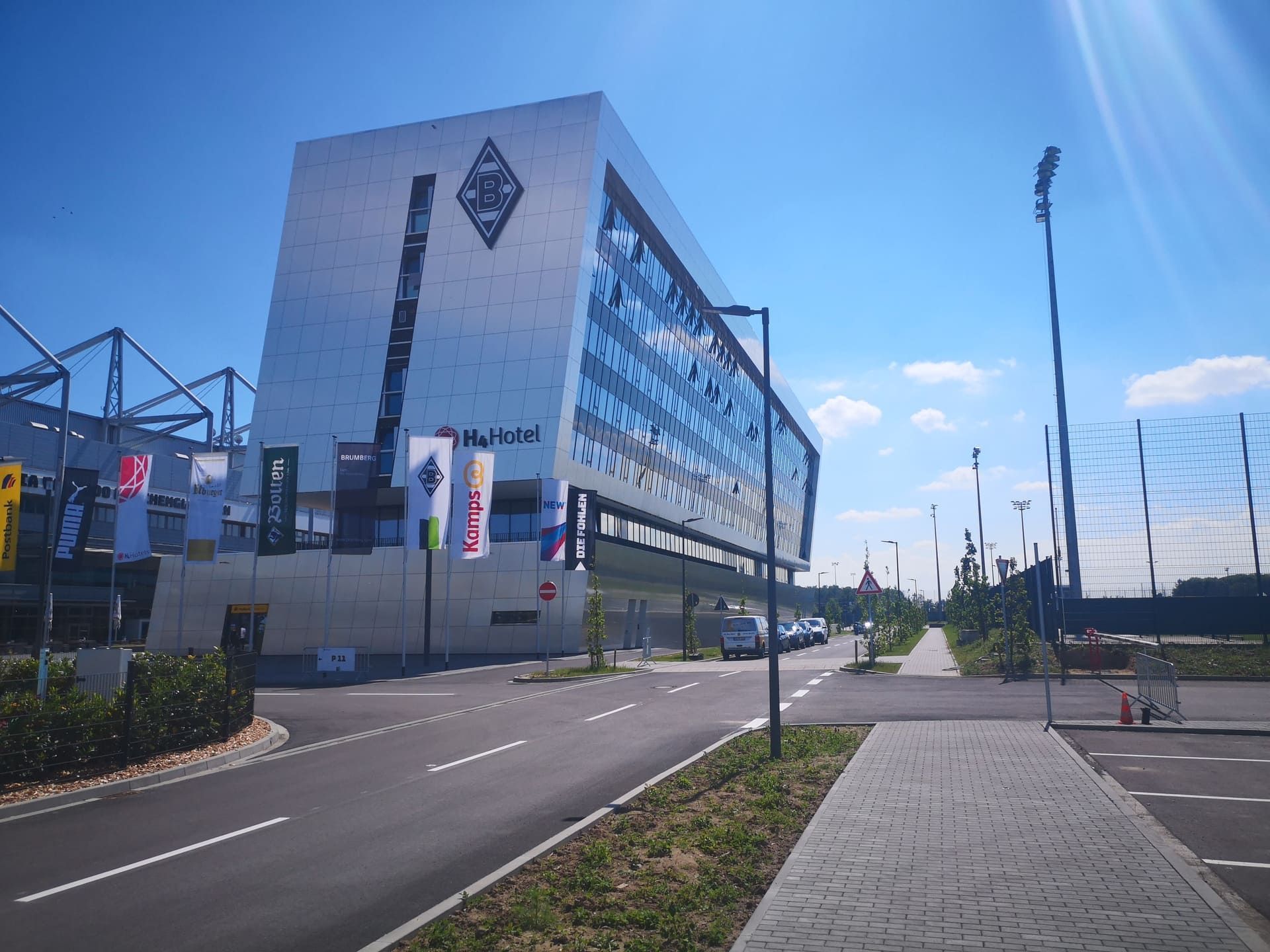 Am Straßenrand steht ein großes Gebäude.