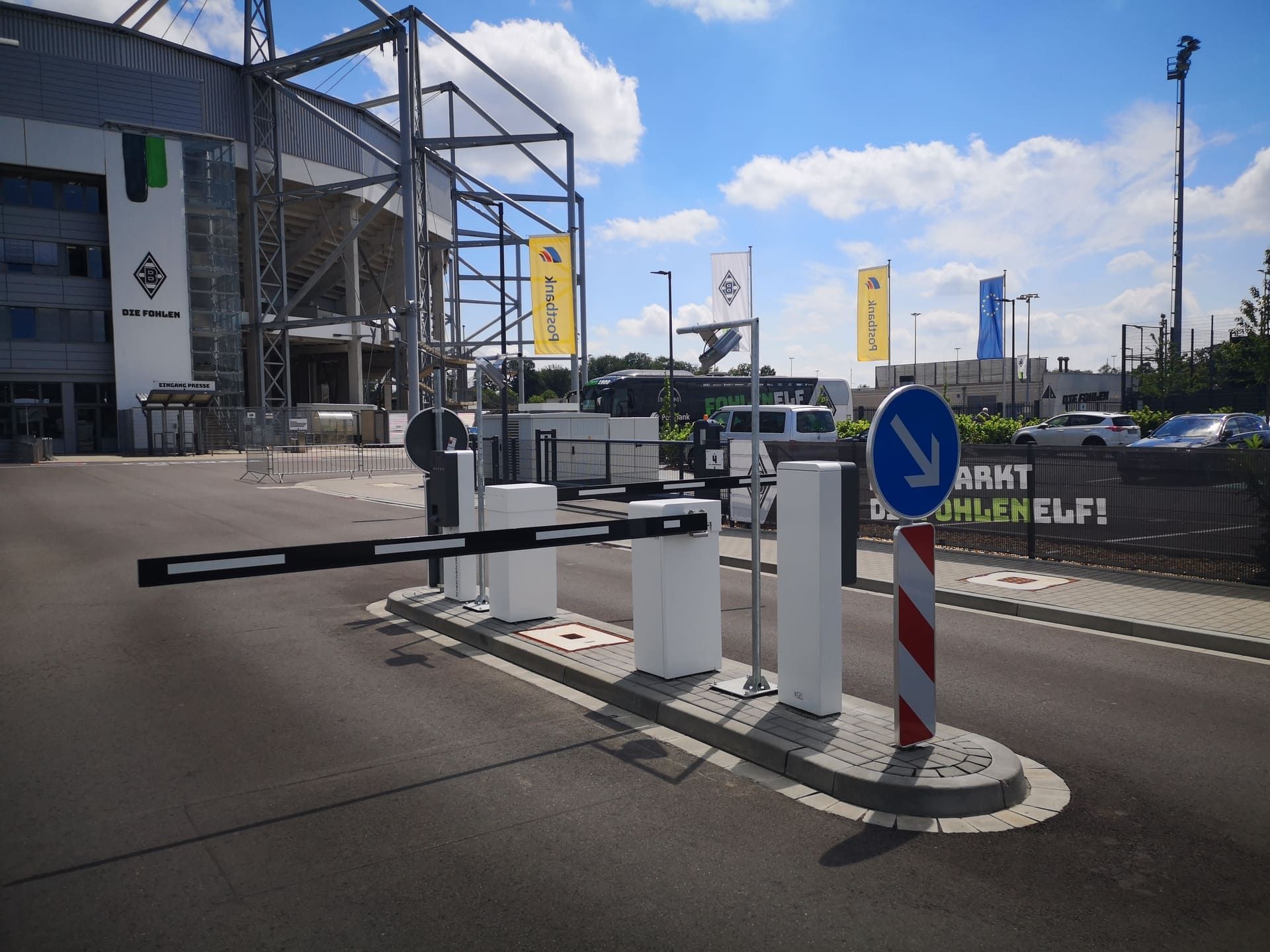 Ein Parkplatz mit einem Schild mit der Aufschrift „Markt“