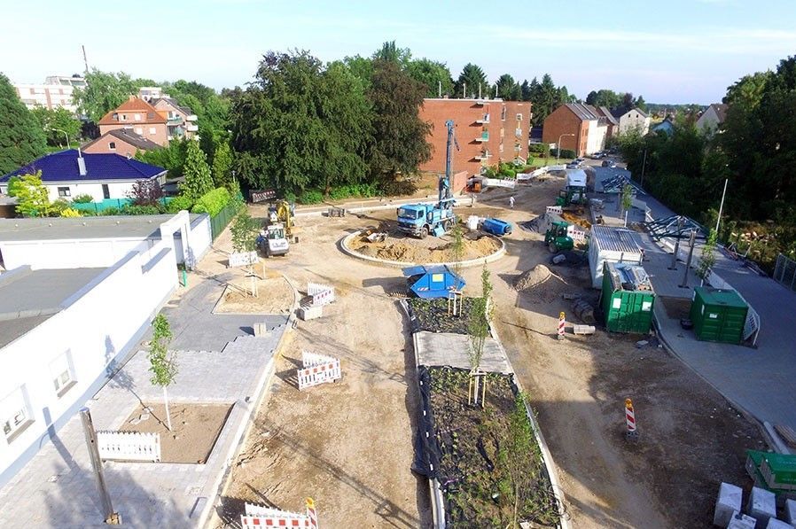 Eine Luftaufnahme einer Baustelle mit einem Gebäude im Hintergrund