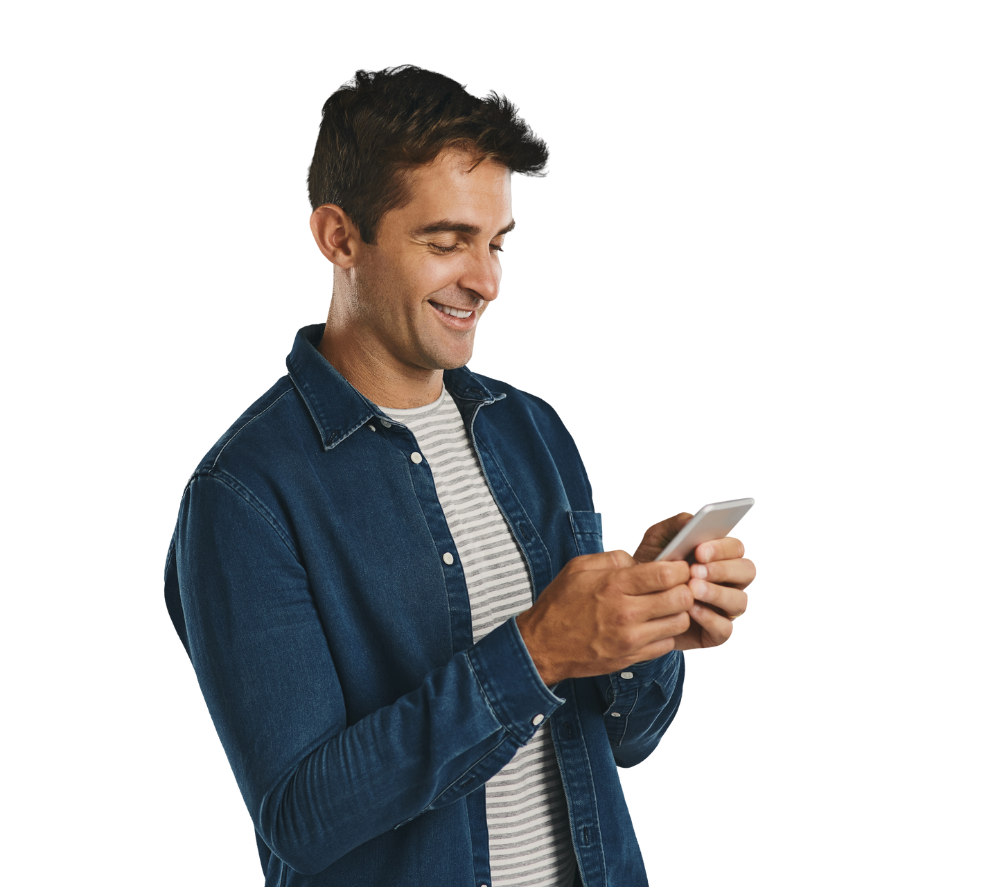 Un homme en chemise sourit en utilisant un smartphone.