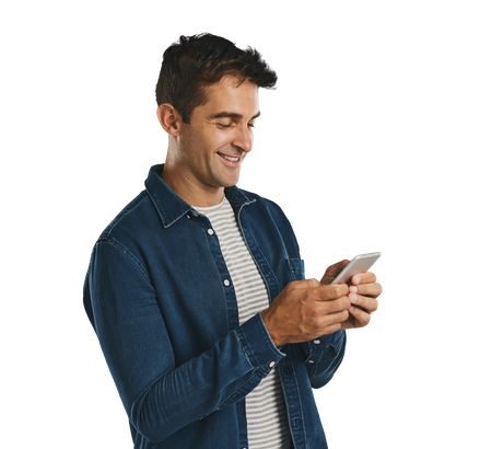 Un homme en chemise sourit en utilisant un smartphone.