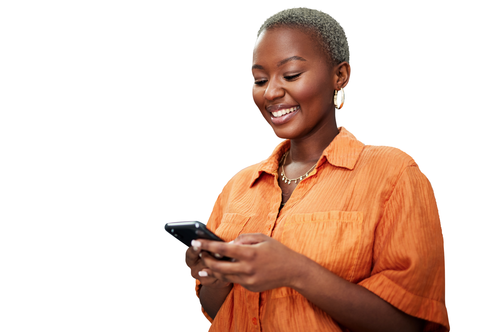 Personne souriante en chemise utilisant un smartphone.