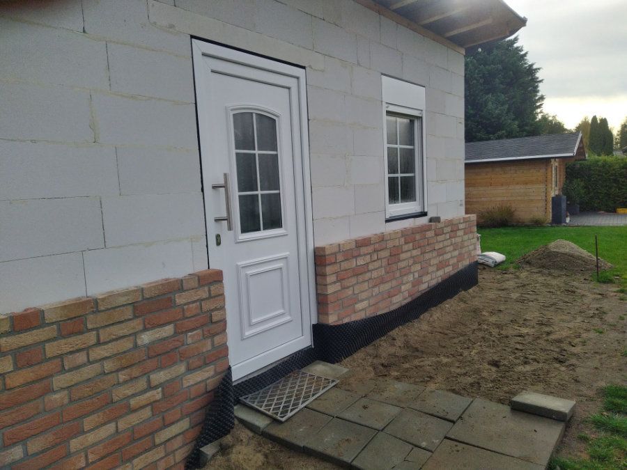 Neue Fassade auf Ziegelsteinen für ein Haus