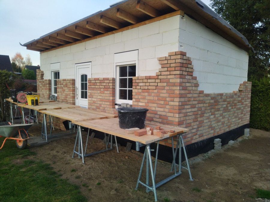 Neue Fassade auf Ziegelsteinen für ein Haus