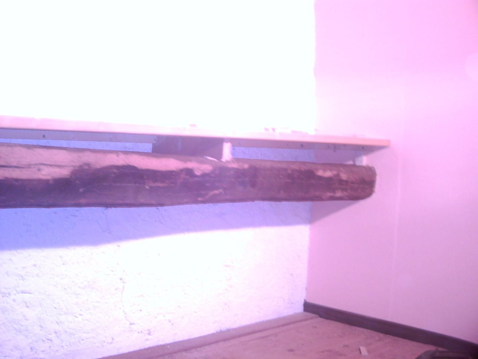 Étagère posée sur une grosse poutre en bois