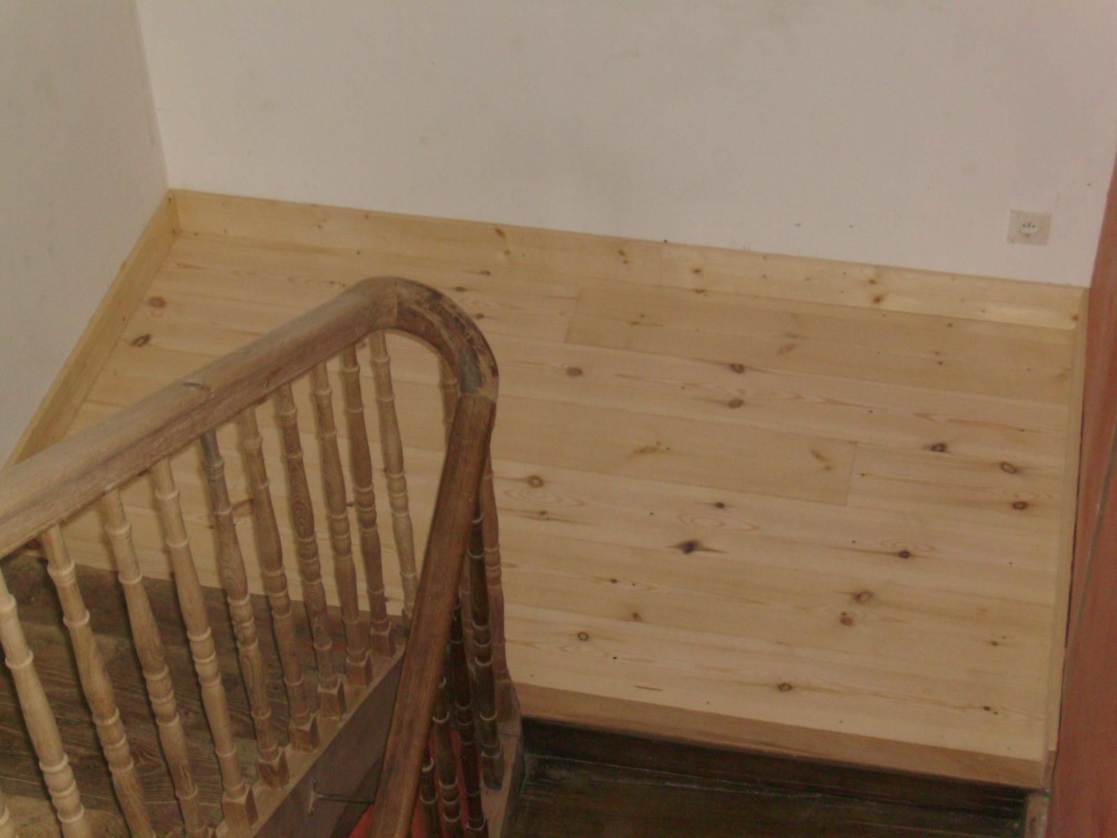 Sol en parquet d'un étage d'escalier