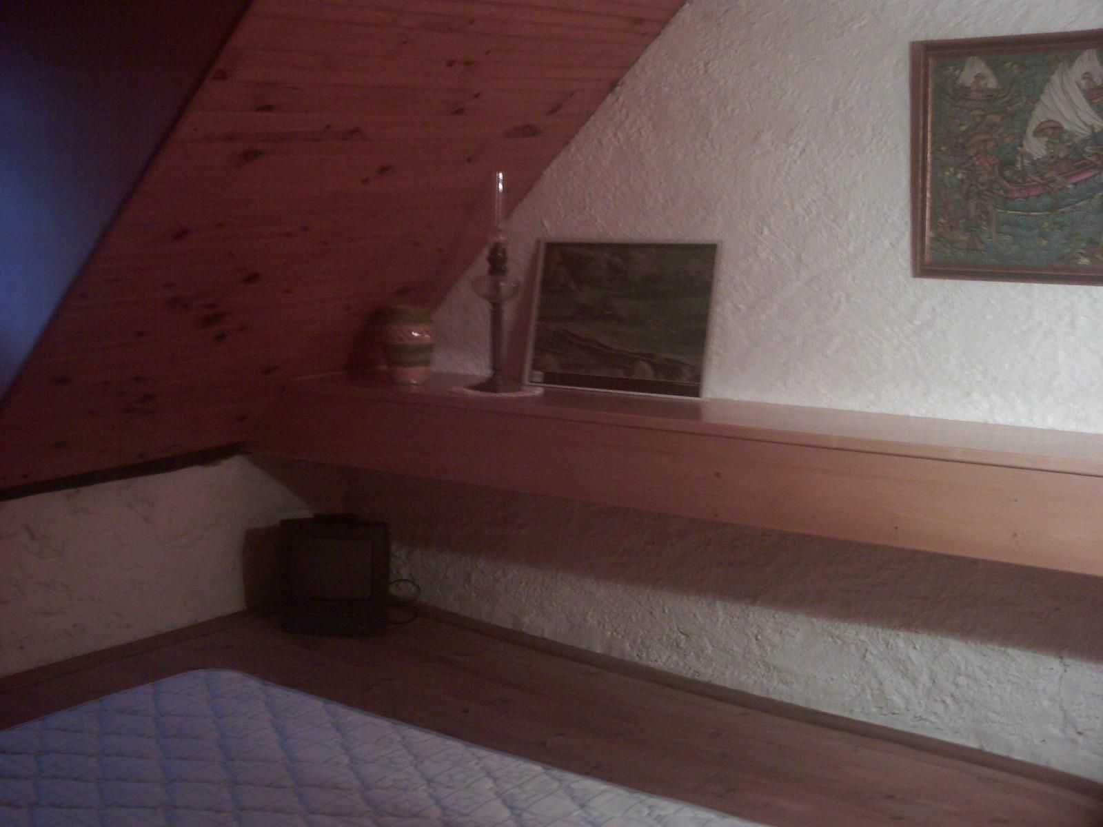 Bibelots posés sur une étagère en bois