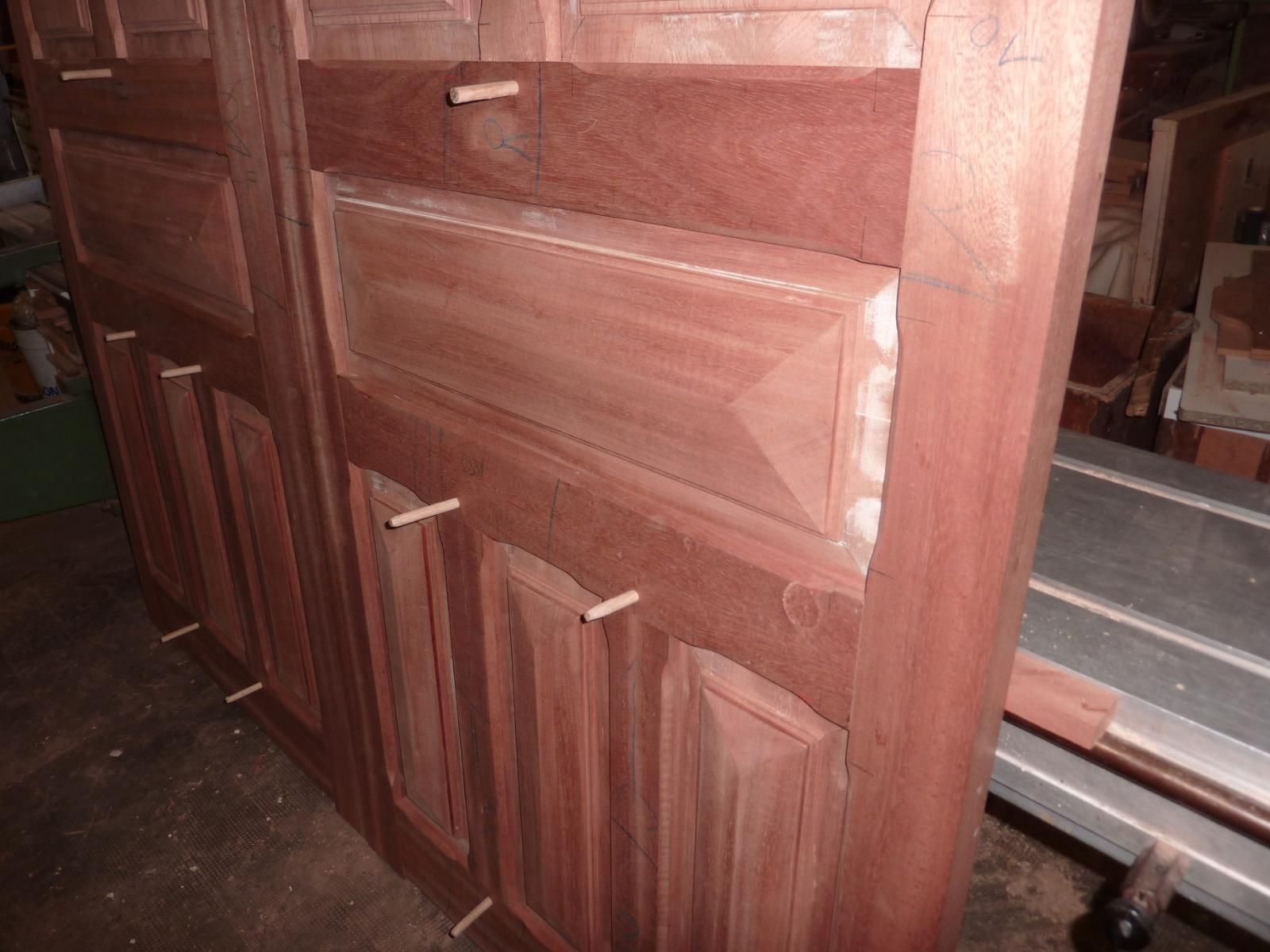 Gros plan sur une porte de garage en bois