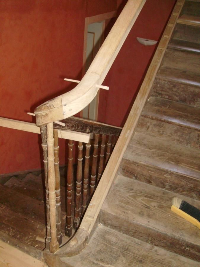 Rampe d'escalier en bois clair