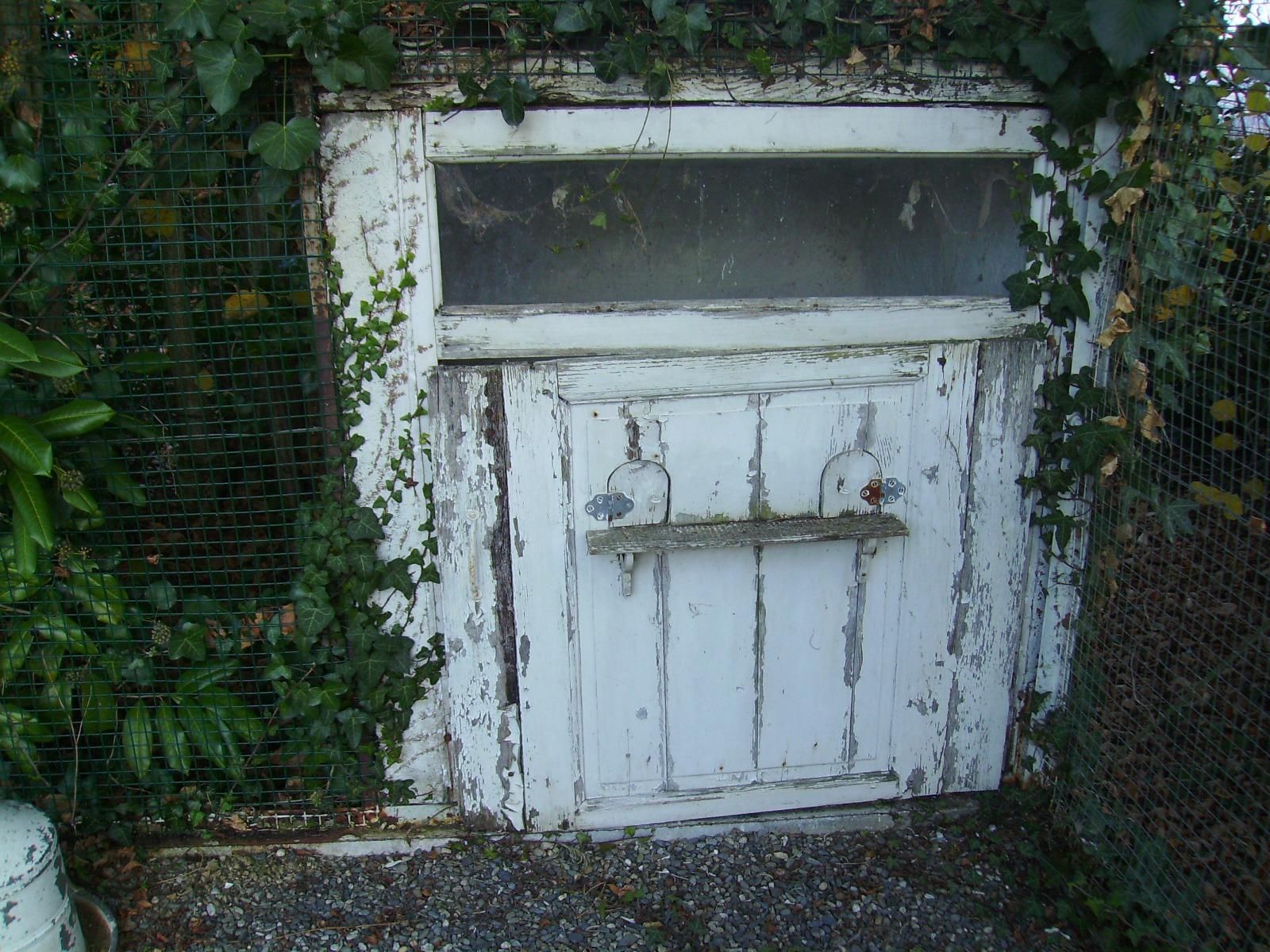 Porte blanche en bois et abîmée
