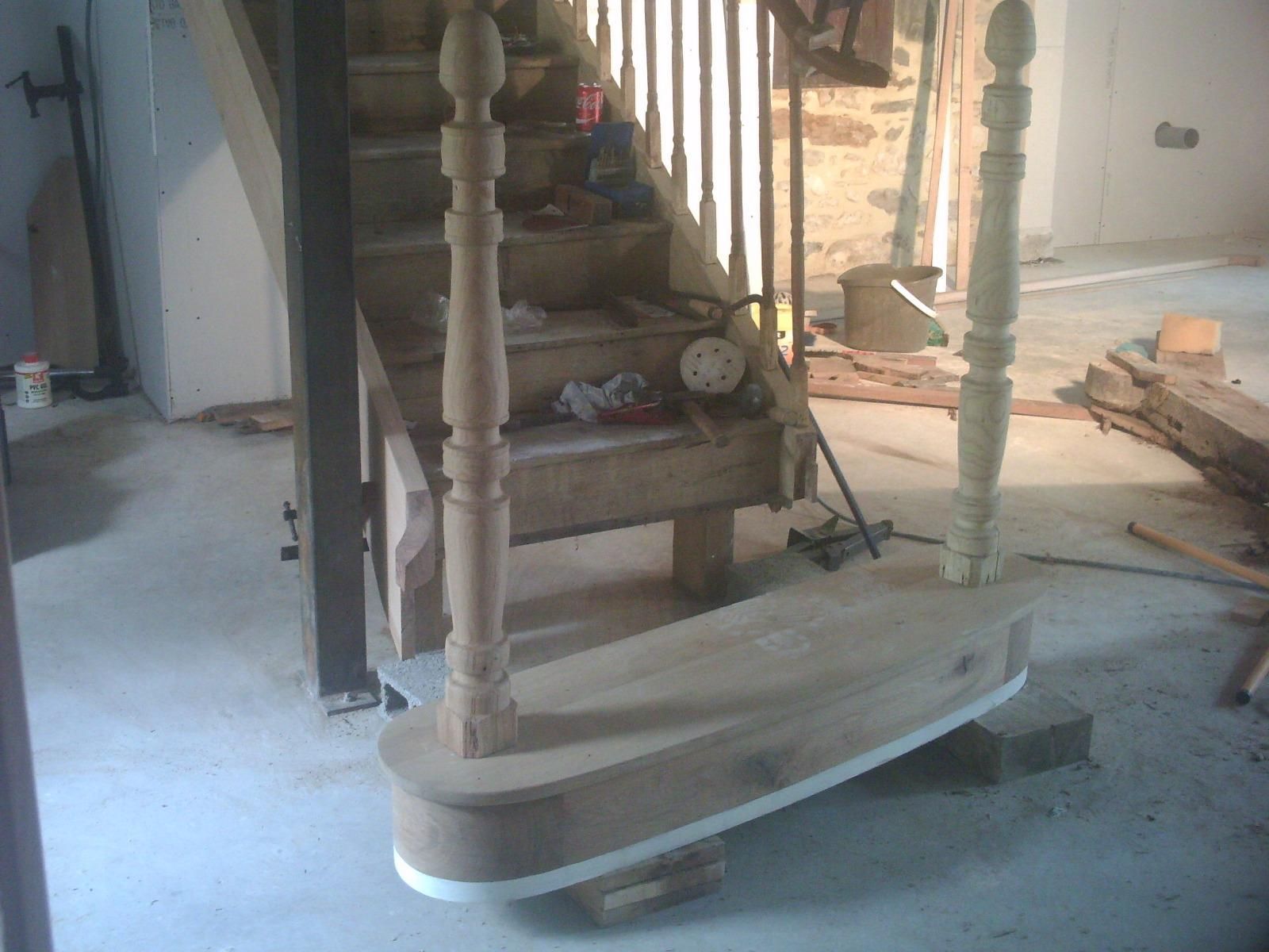 Pose de l'élément en bois en première marche d'un escalier