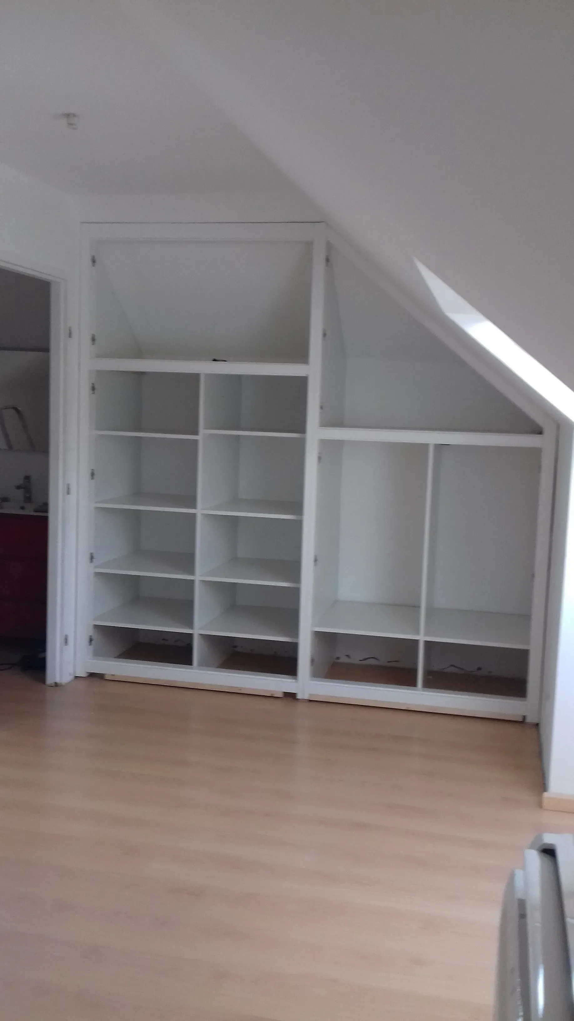 Placard blanc finalisé avec de nombreux espaces de rangement