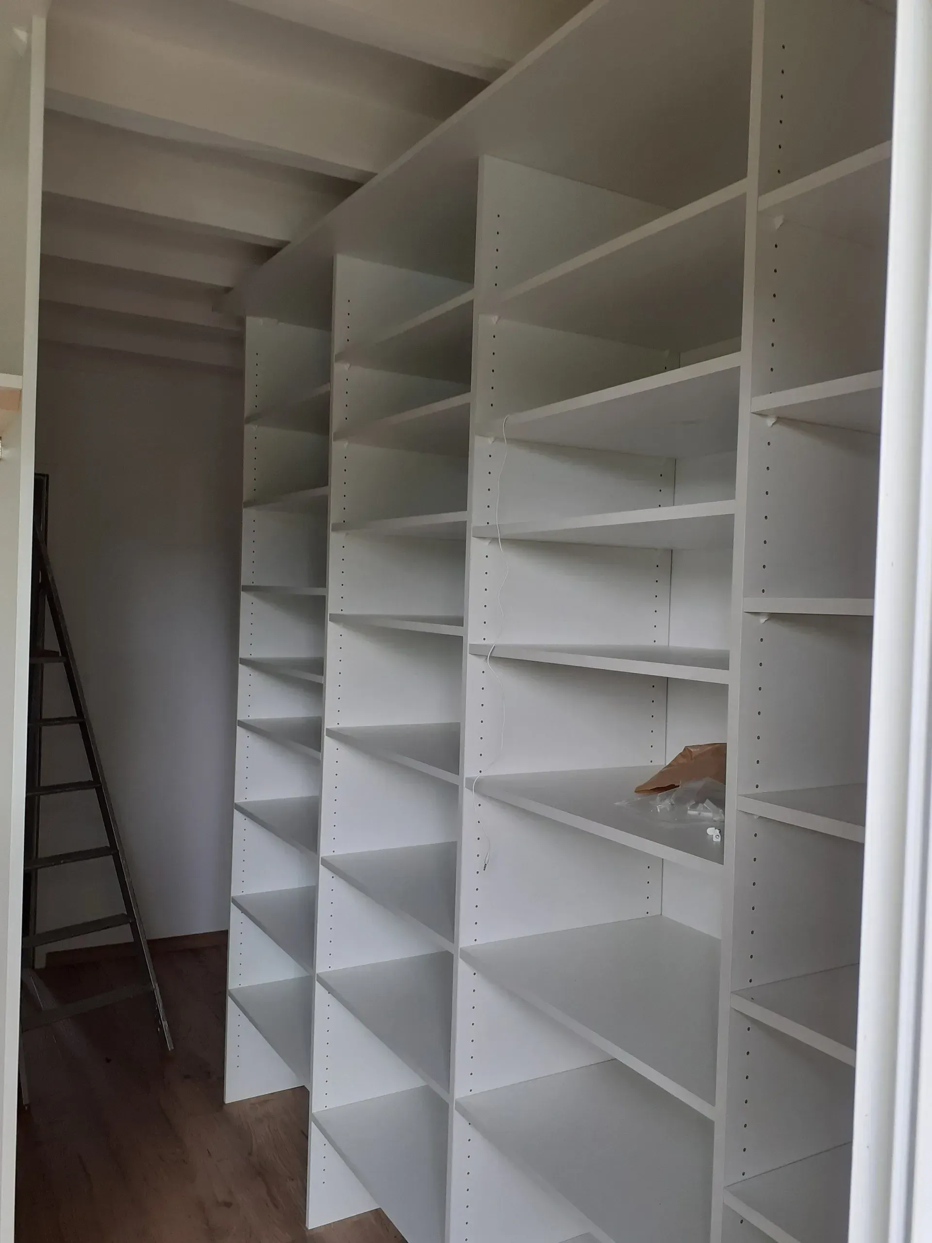 Dressing blanc avec de nombreux rangements