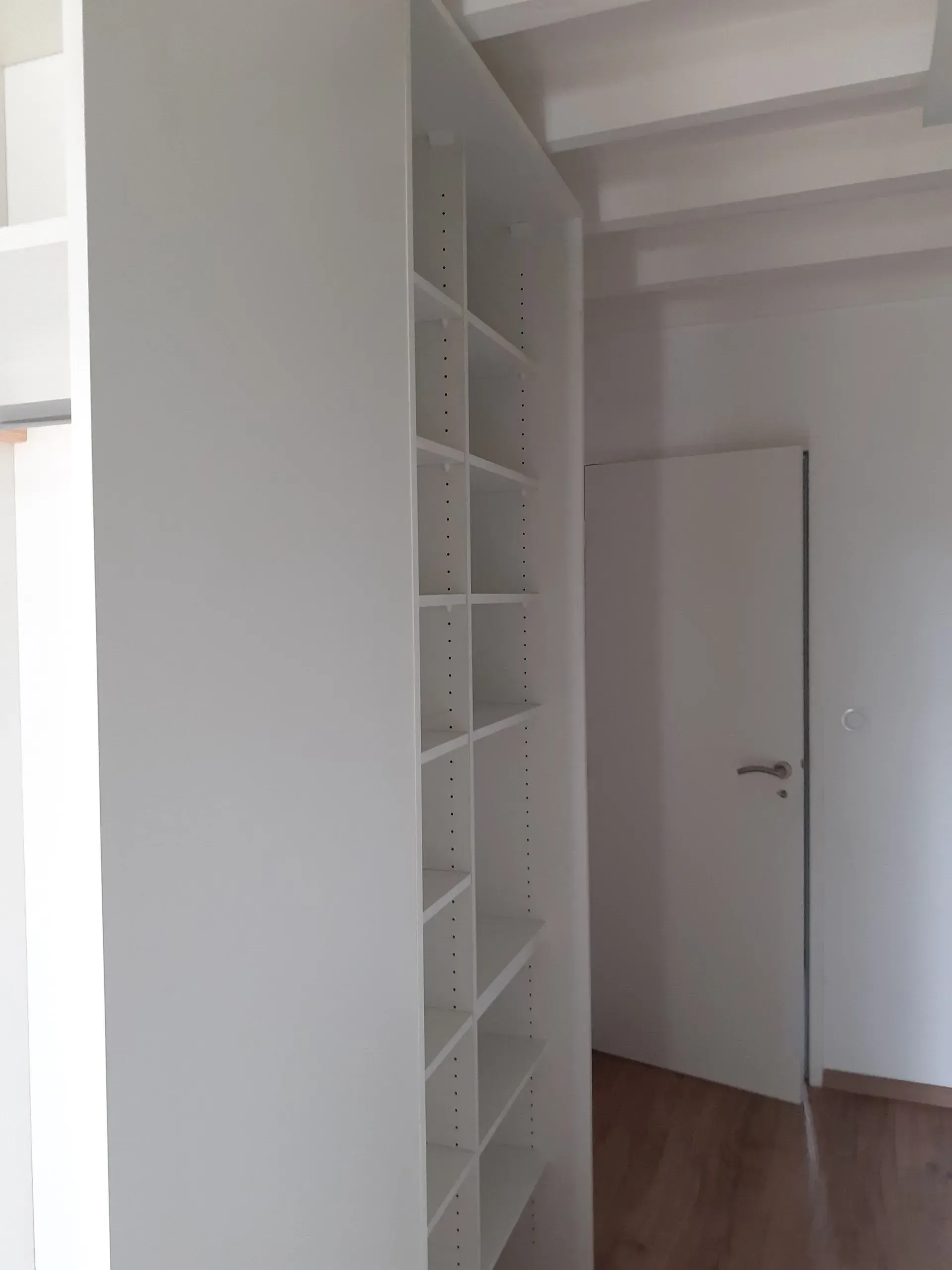 Armoire blanche au mur