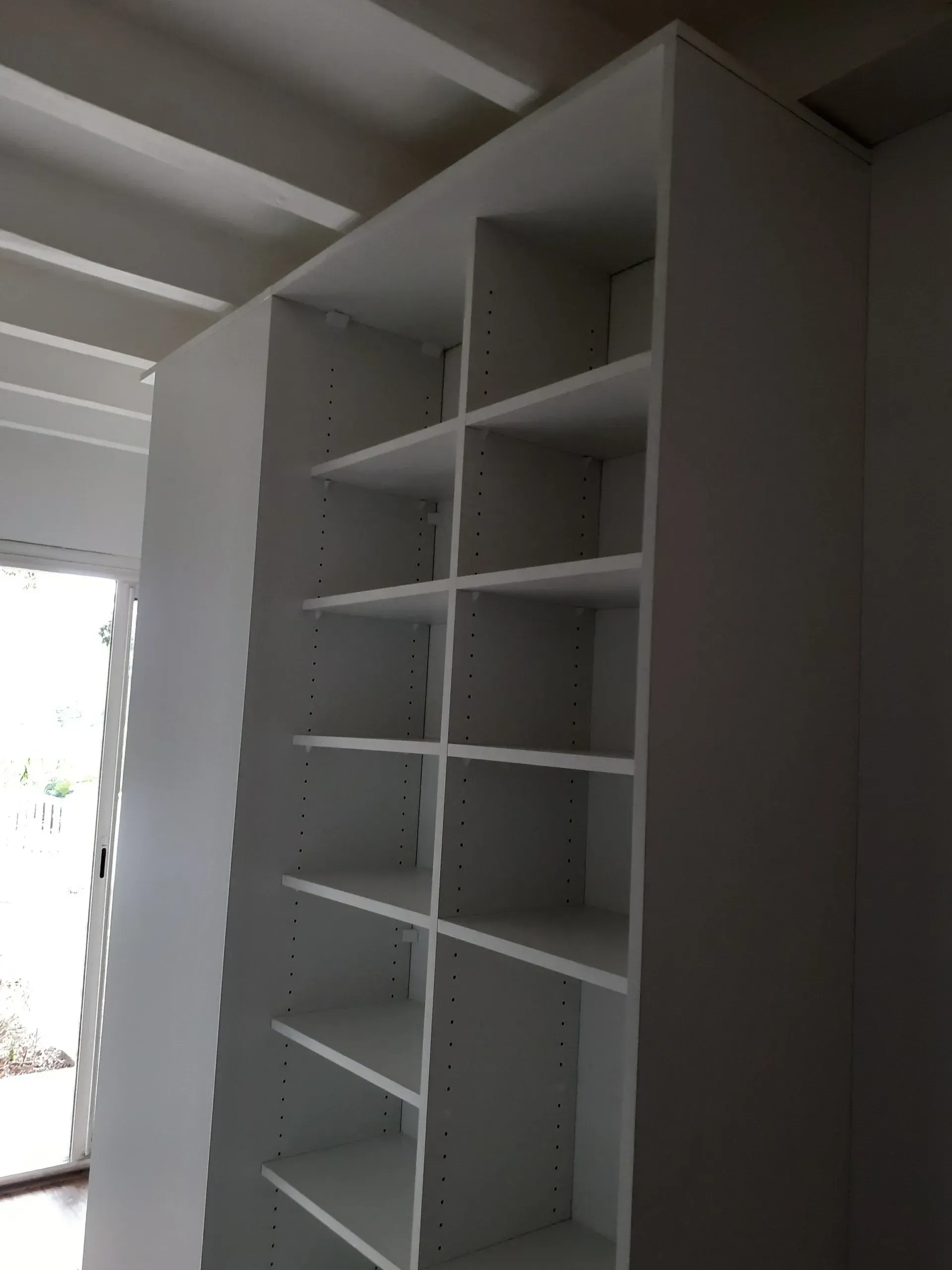 Étagères d'un dressing blanc