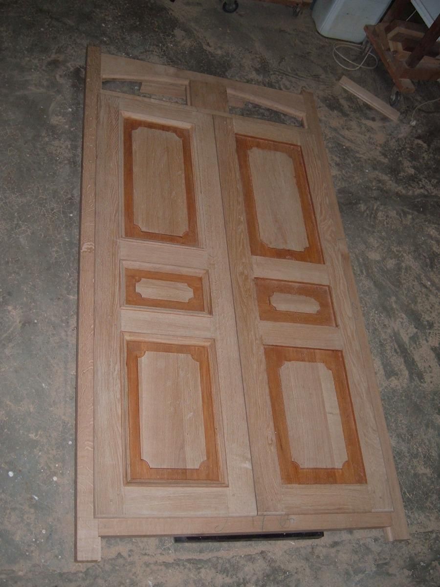 Porte en bois très clair avec des contours plus foncés