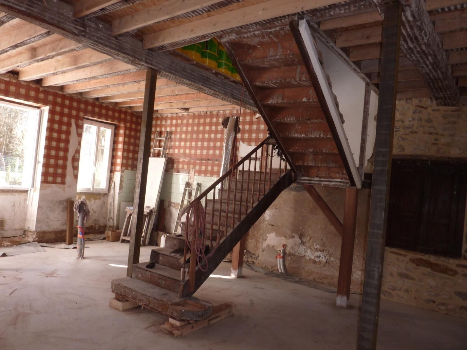Pièce avec un escalier le tout à rénover