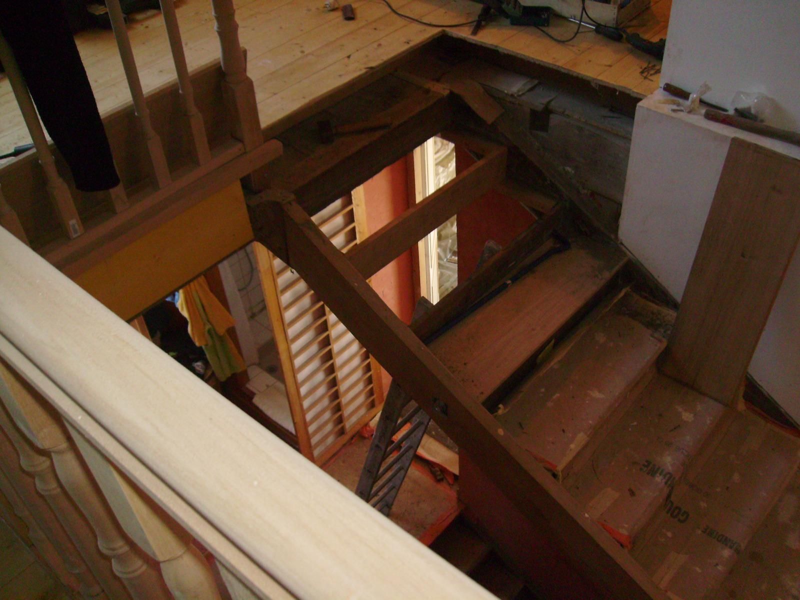 Vieil escalier en bois foncé vu du dessus