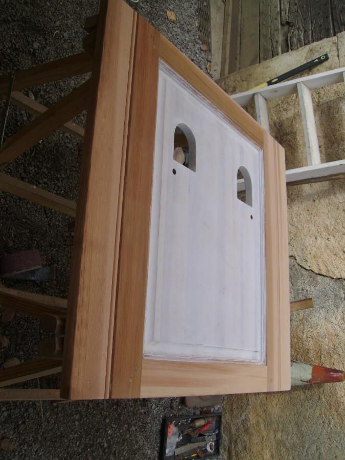 Porte en bois blanc avec contour en bois clair