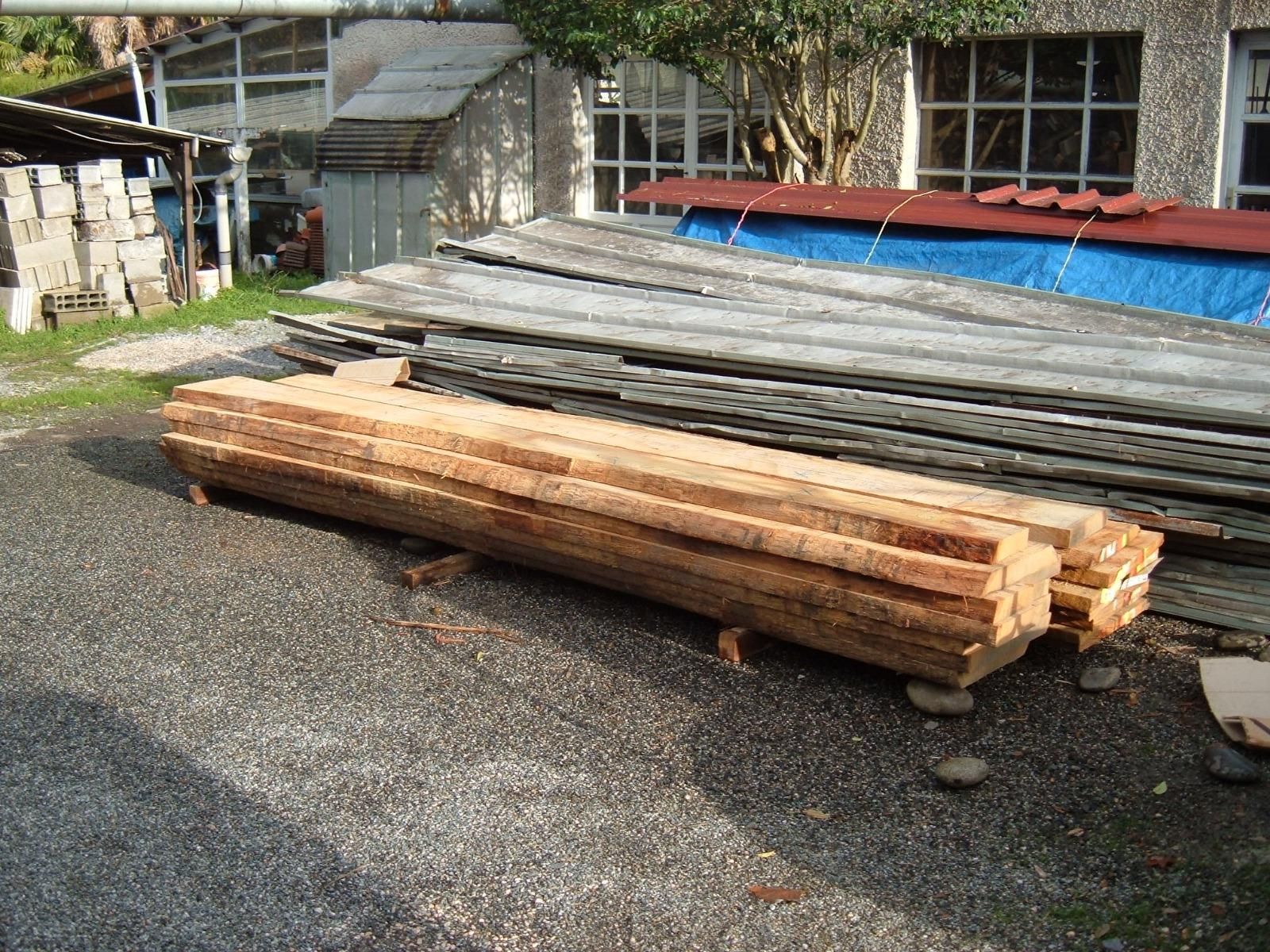 Planches en bois regroupées