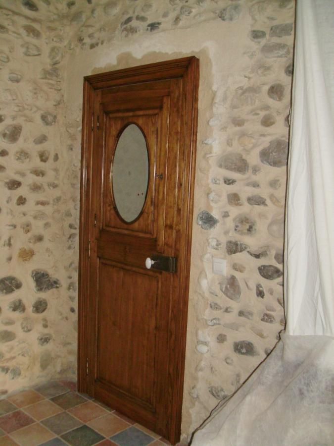 Porte en bois avec une fenêtre ovale au milieu