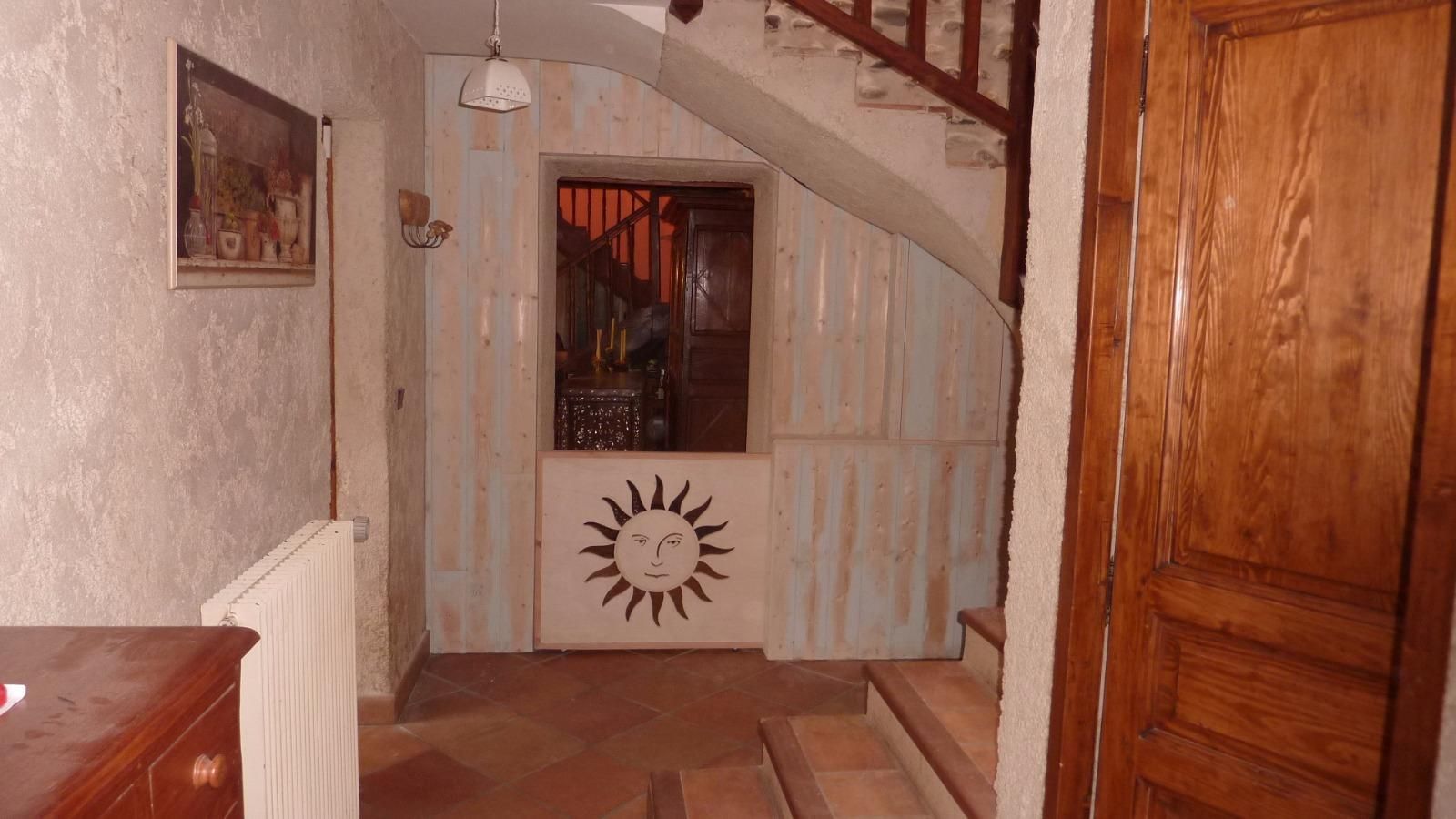 Soleil dessiné sur le bas d'une porte