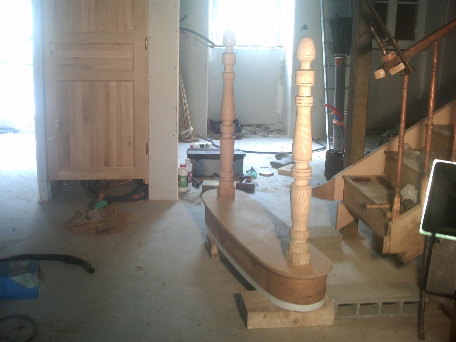 Élément en bois avec deux petites poutres posées dessus