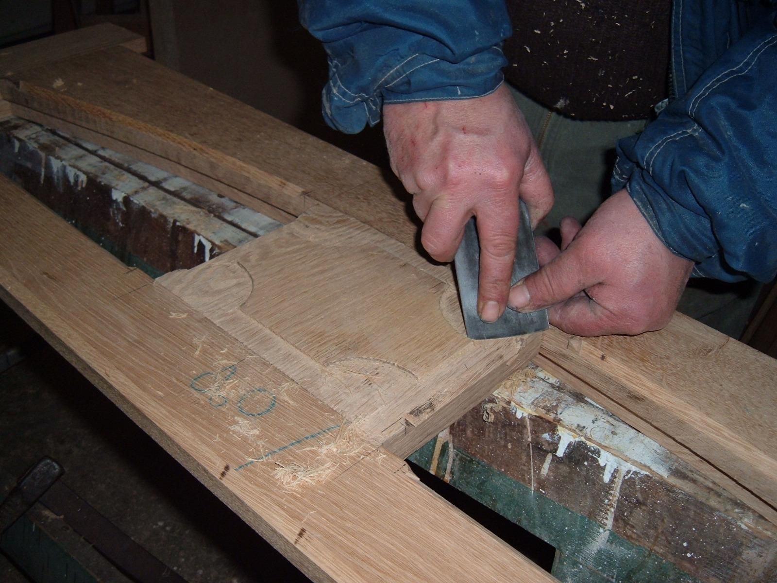 Homme travaillant sur du bois