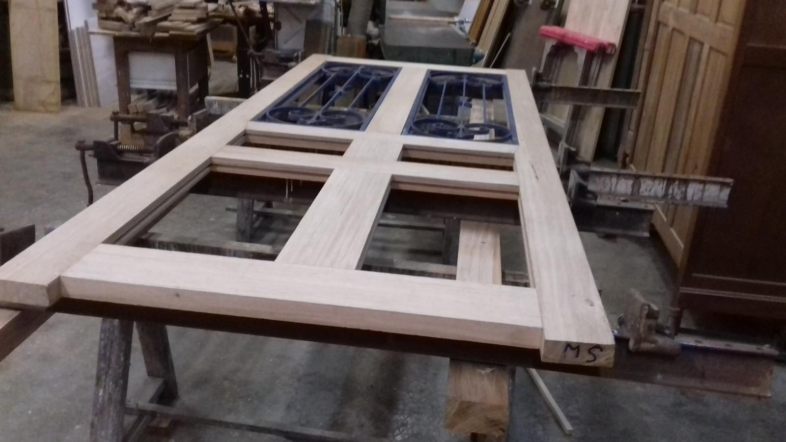 Porte en bois allongée