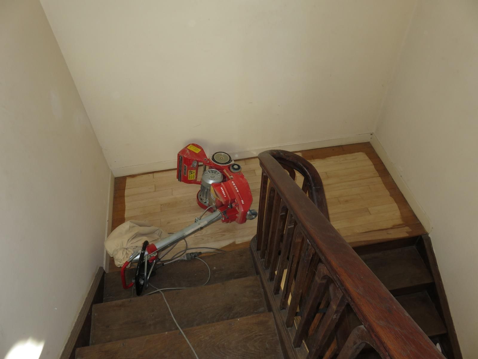 Appareil pour parquet dans les escaliers