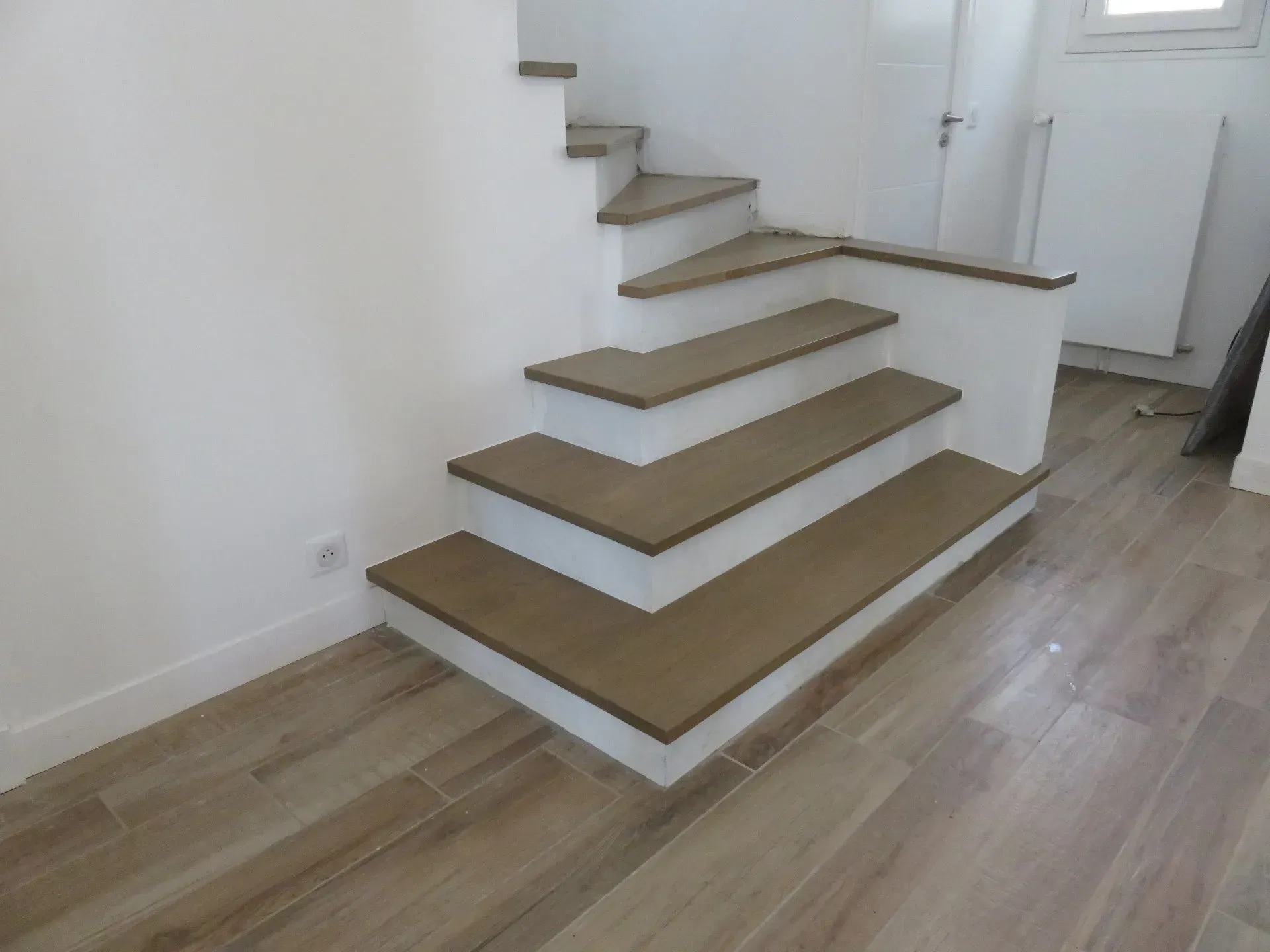 Bas d'un escalier en bois