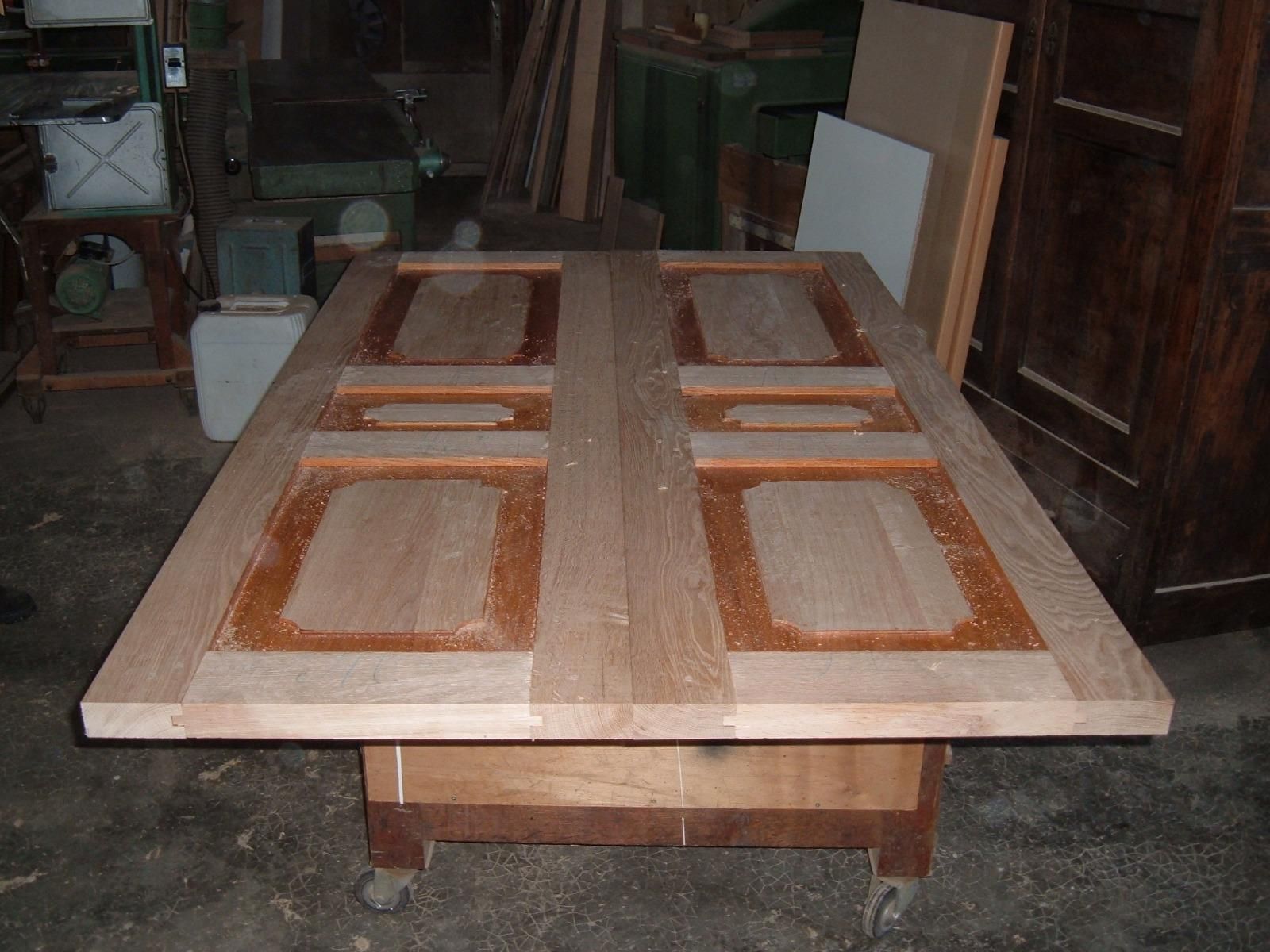 Porte en bois allongée avec des motifs incrustés 