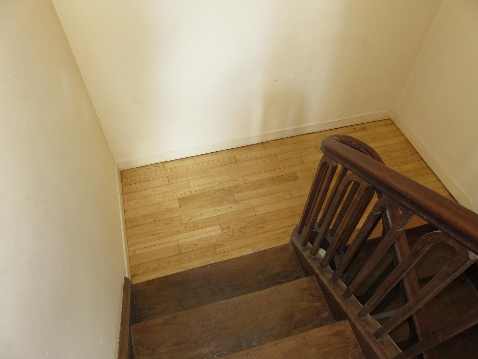 Parquet en bois clair en bas d'escaliers