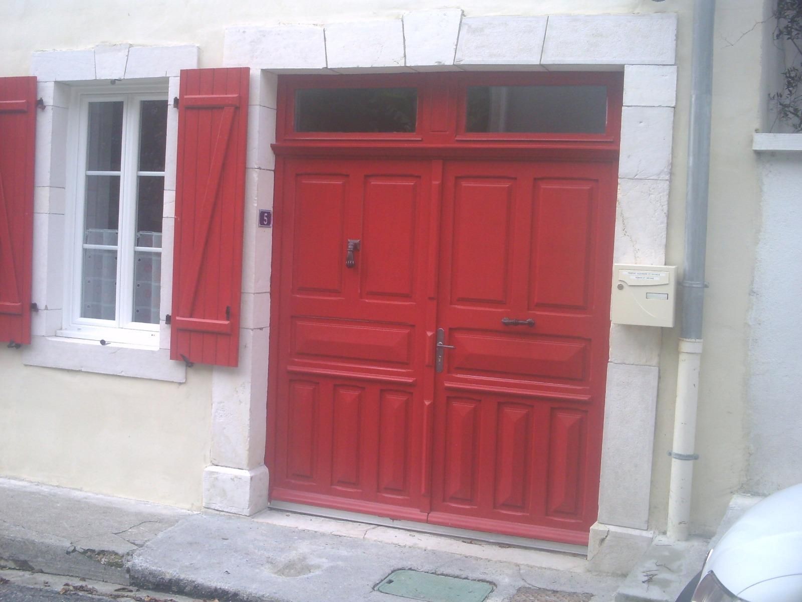 Porte de garage et volets rouges